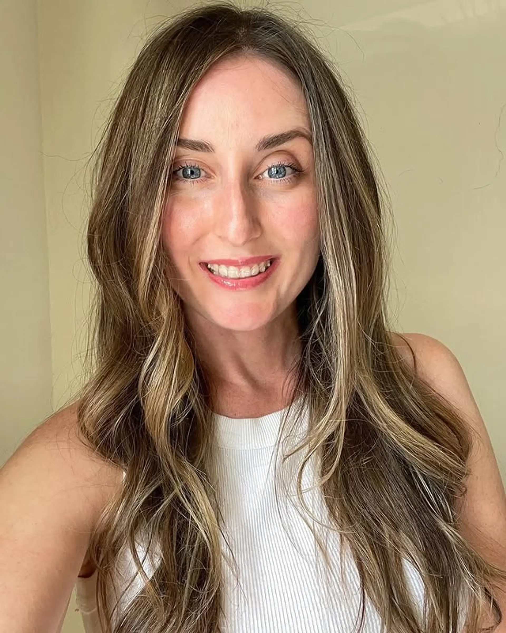 A bronde balayage with long, flowing beach waves and face-framing layers. 1