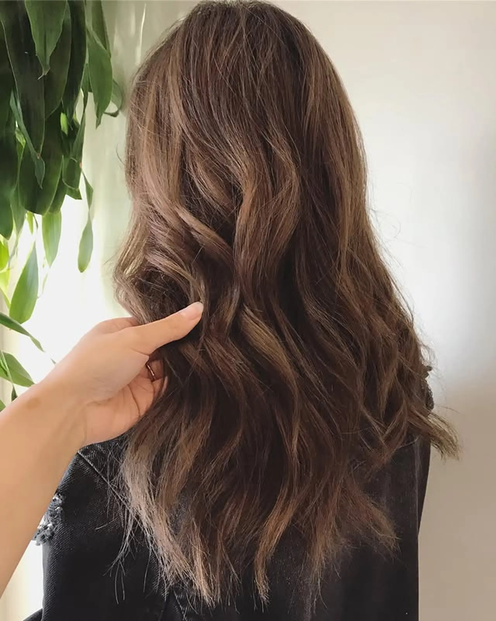 Long, bronzed beach waves achieved with a balayage technique. 1