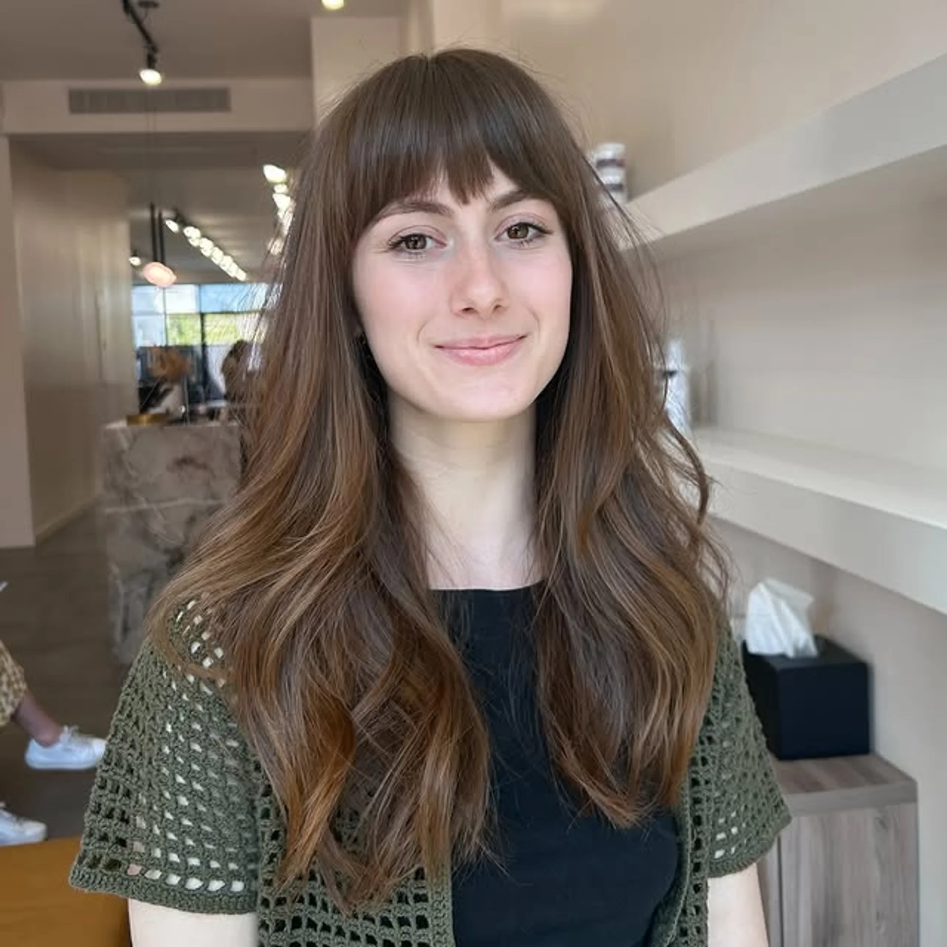 Effortless layered waves with face-framing curtain bangs for a natural look - Preview 2