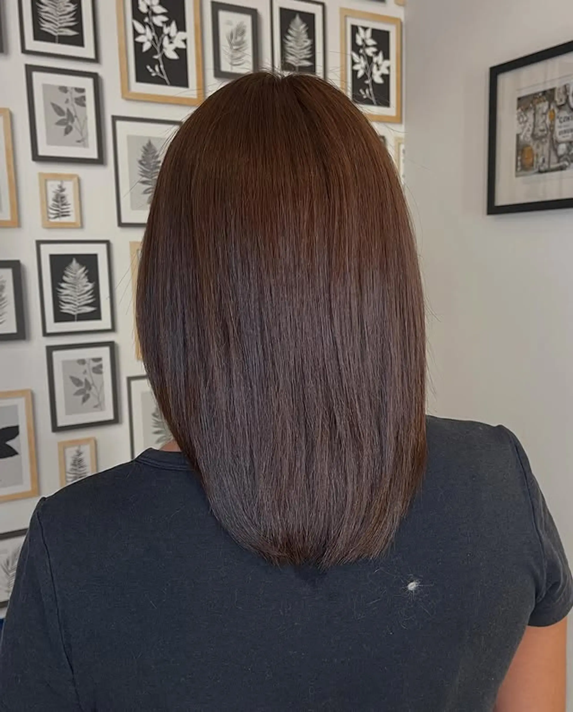 A sleek, straight, shoulder-length lob. 1
