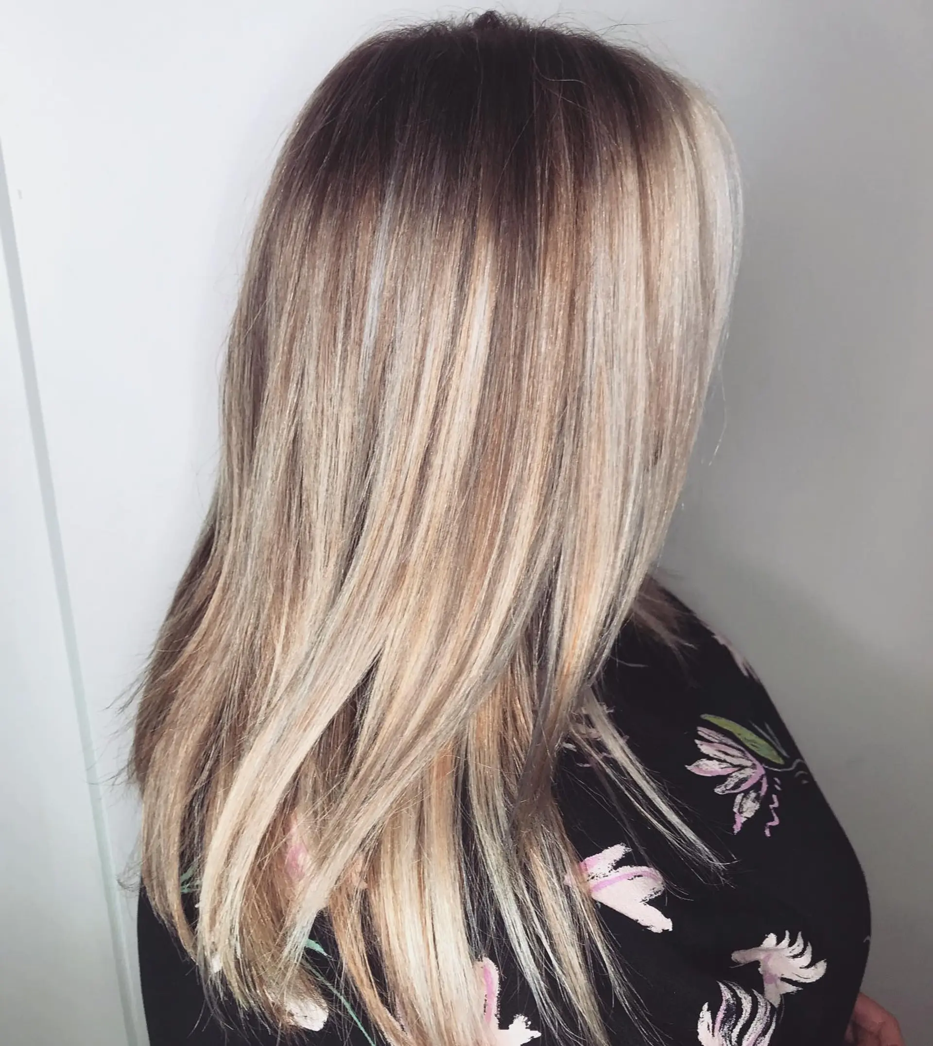 Straight, smooth long hair featuring multi-dimensional blonde highlights blended seamlessly with a soft shadow root. 1