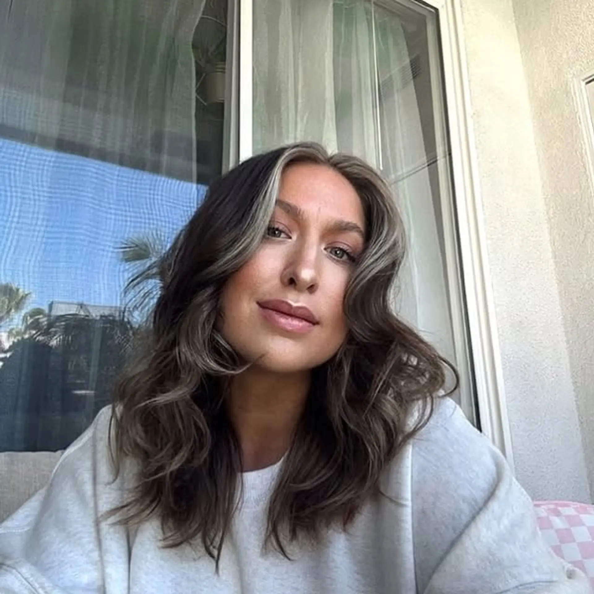A wavy lob with face-framing highlights. 1