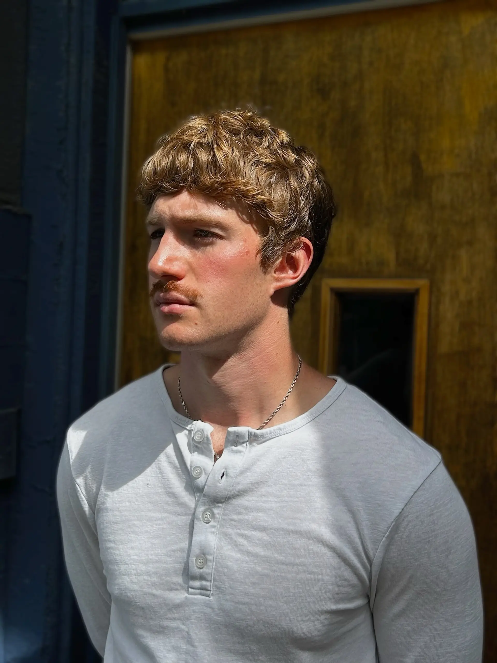 A short, wavy textured crop featuring piecey, forward-styled fringe and softly tapered sides. 1