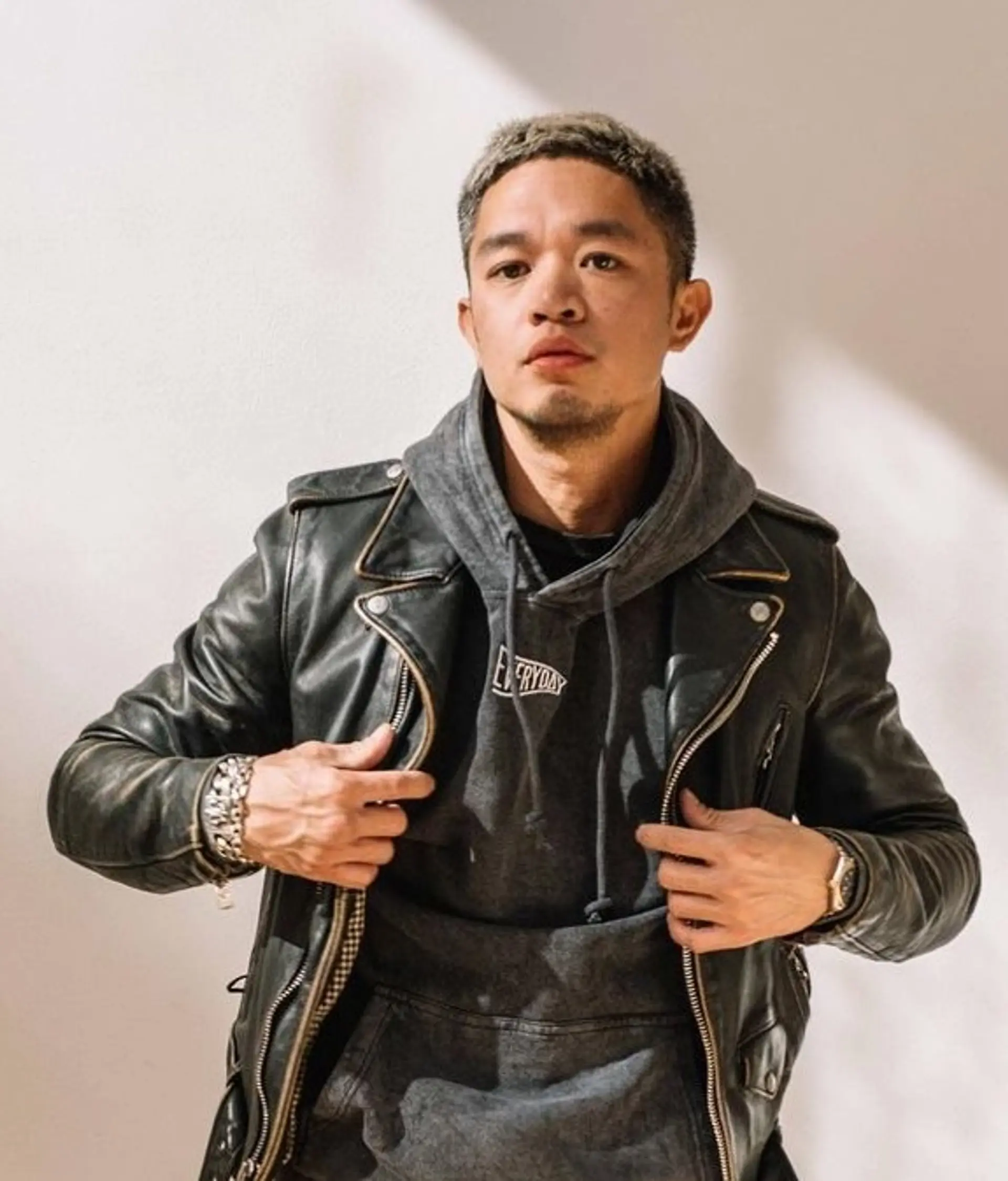 A very short, straight hairstyle with ash blonde and silver colors, featuring a trendy, clean, and modern appearance. 1