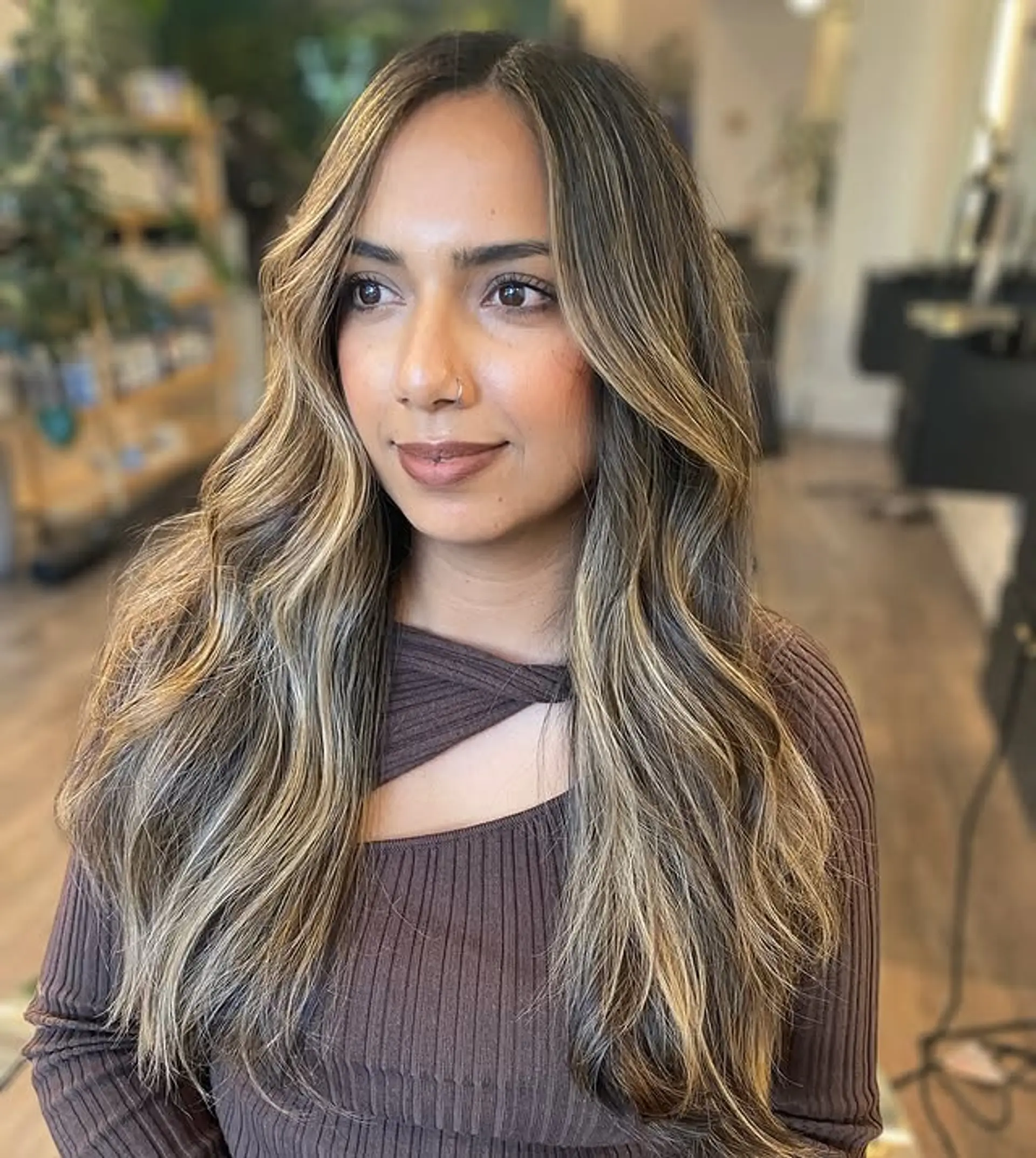 Long, wavy hairstyle with a bronde balayage. 1