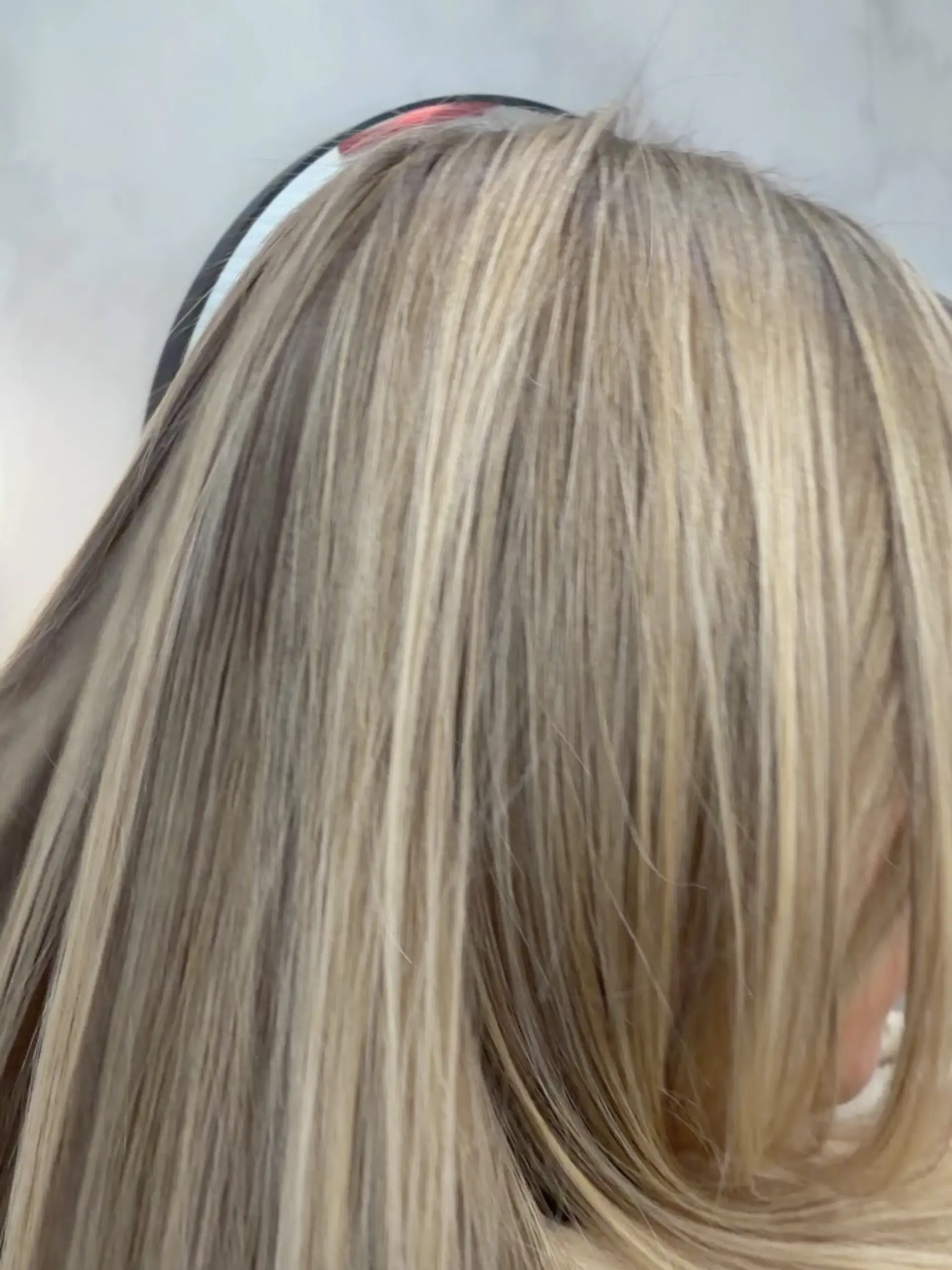 A sleek, smooth blowout showcasing finely blended multi-tonal blonde highlights and subtle lowlights. 1