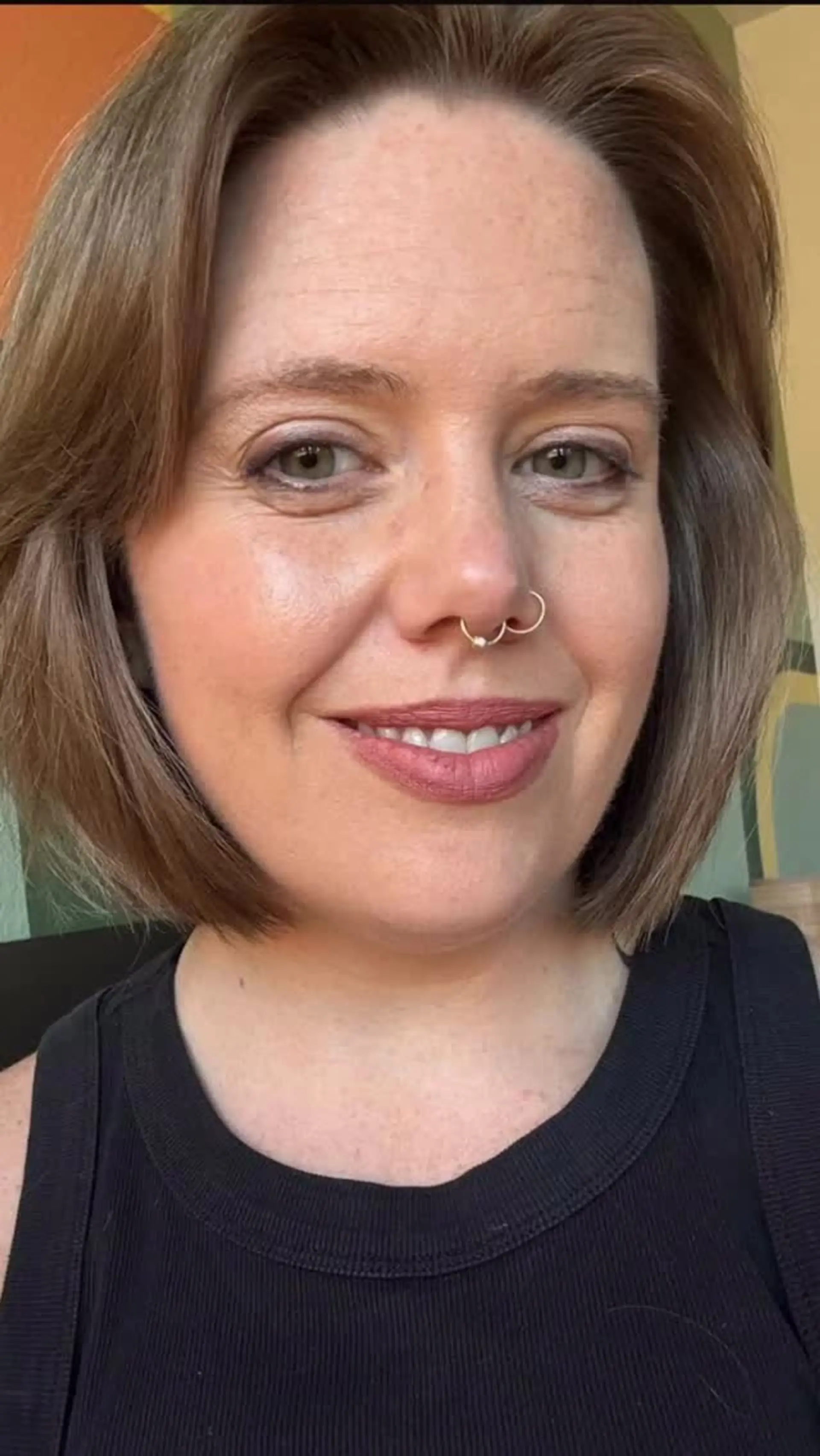 A sleek, chin-length classic bob paired with subtle dimensional highlights. 1