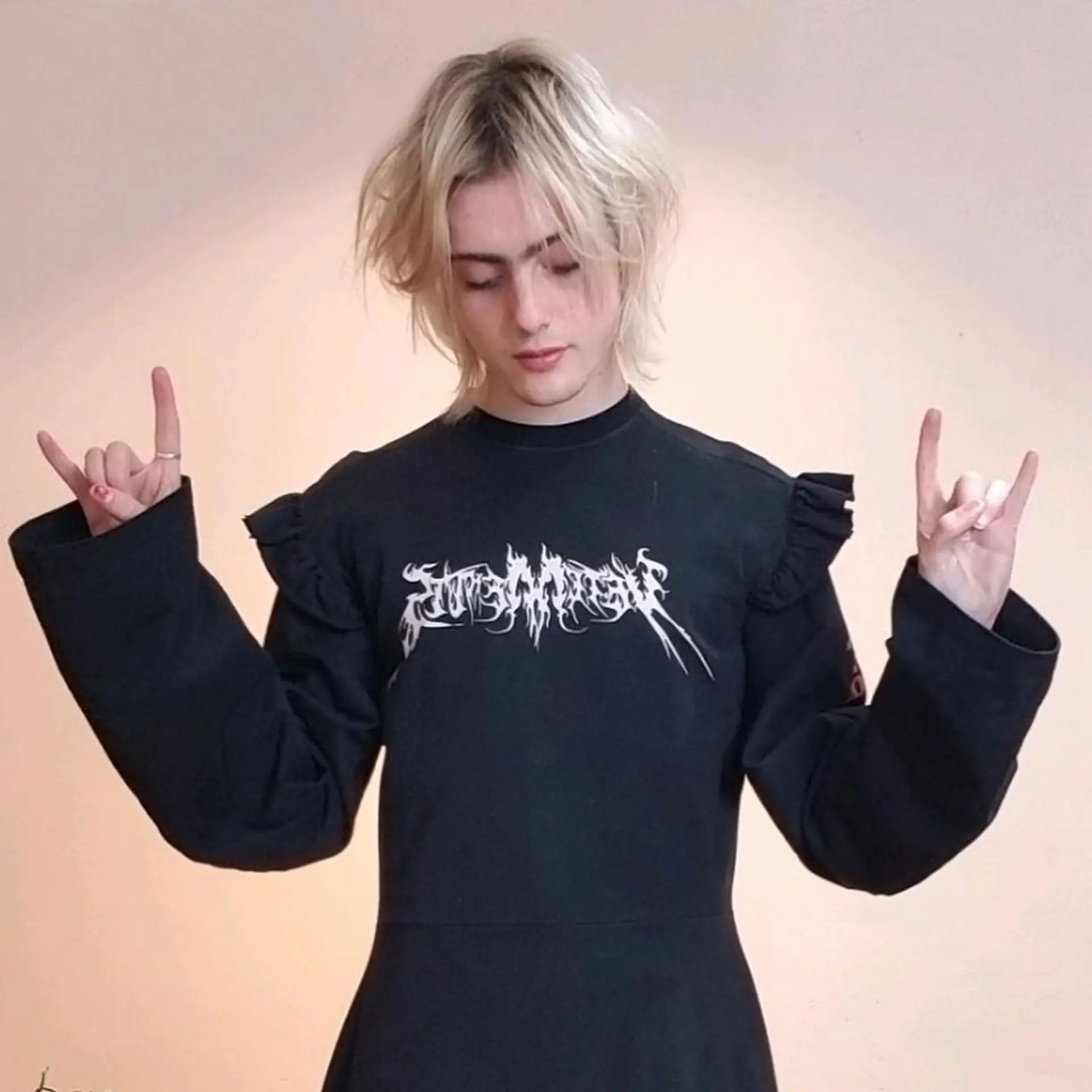 FEEL UR OATS BLONDE: @casil_the_goat_lord

HIGH DISCO (hair paint & 40V)
WASH: @biolage oat beige from their natural “clean henna” hair color line mixed with hot water for 20 mins. Kinda smells and looks like matcha. Freaky color while it is processing but it’s a gorge color!

Fresh chop: @mischag
@treehousesocialclub.nyc 1