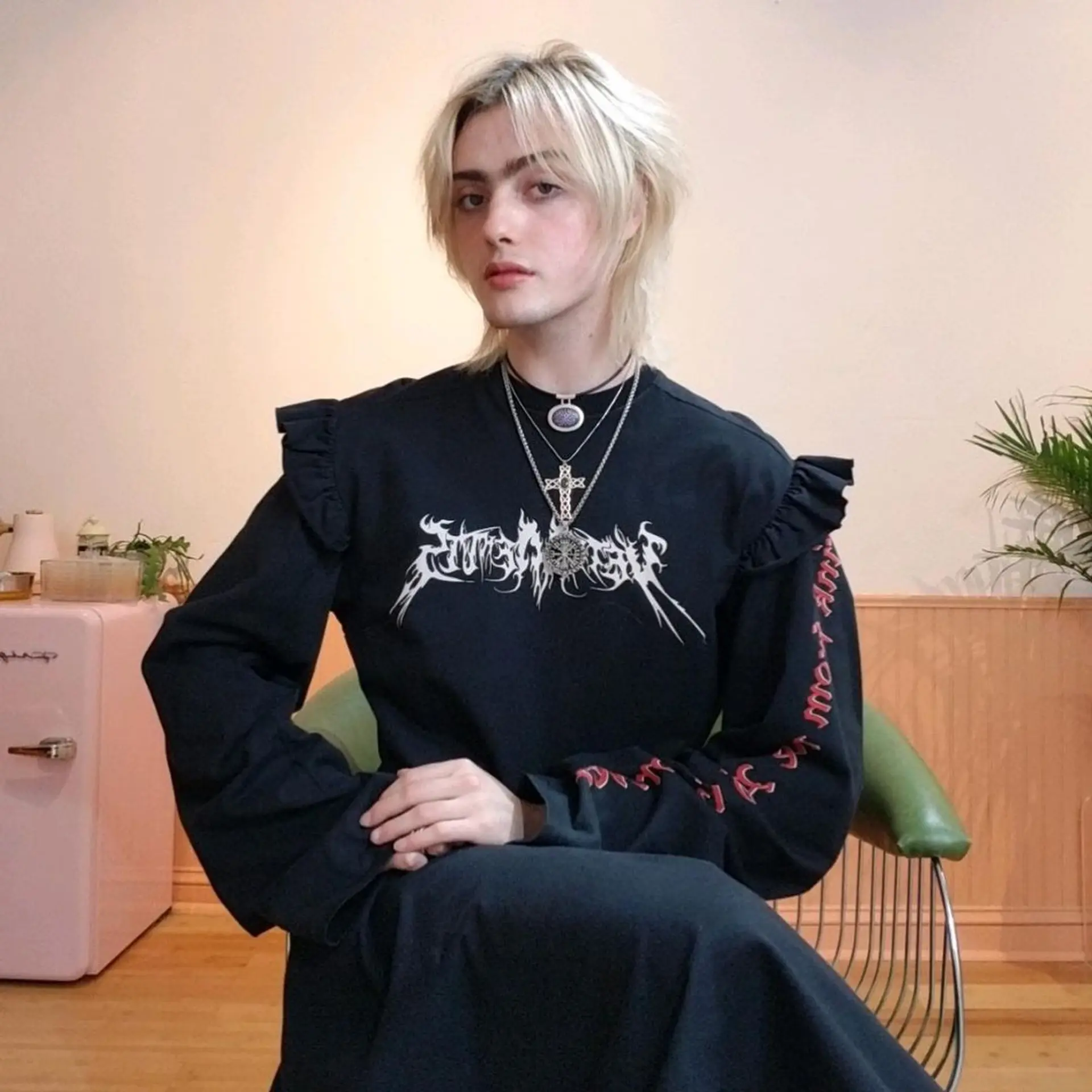 FEEL UR OATS BLONDE: @casil_the_goat_lord

HIGH DISCO (hair paint & 40V)
WASH: @biolage oat beige from their natural “clean henna” hair color line mixed with hot water for 20 mins. Kinda smells and looks like matcha. Freaky color while it is processing but it’s a gorge color!

Fresh chop: @mischag
@treehousesocialclub.nyc 2