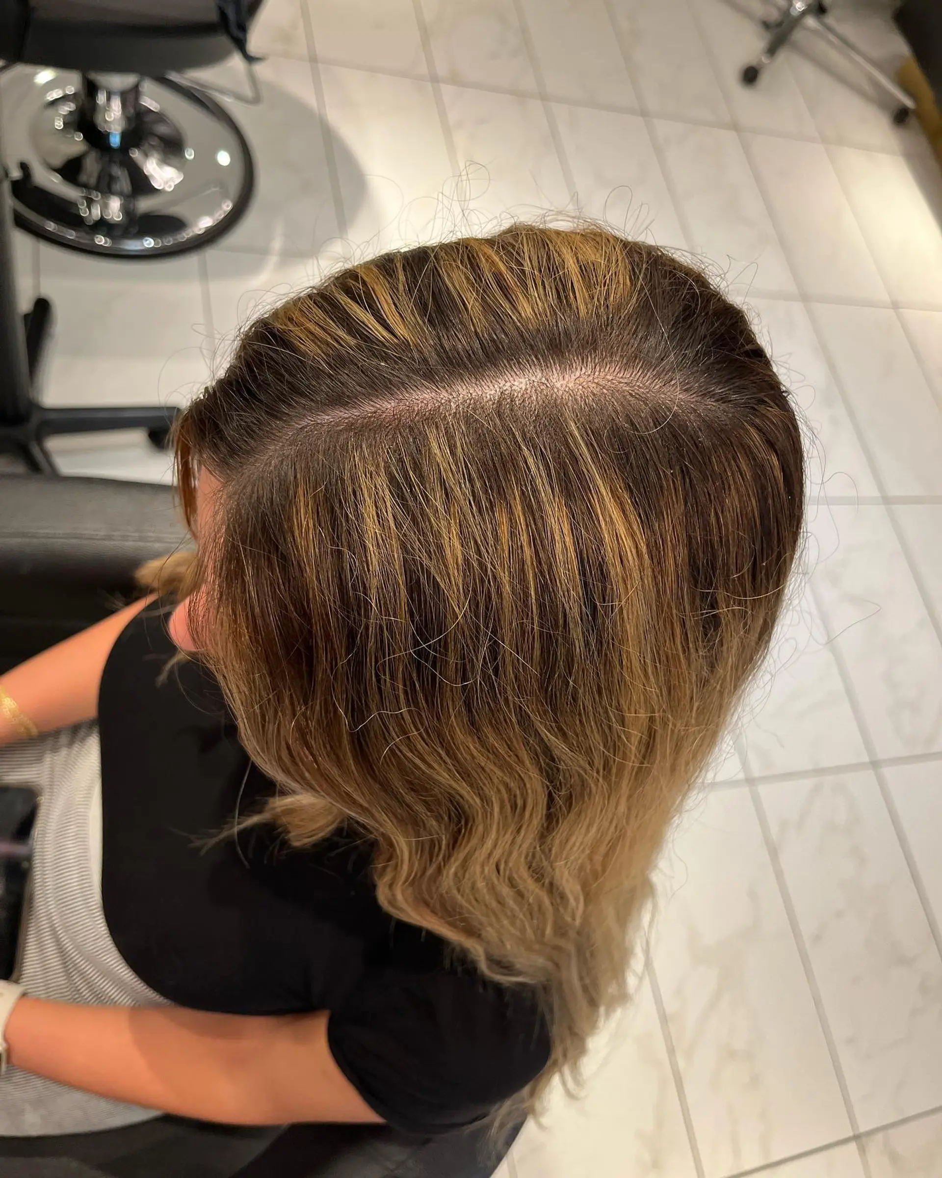 A breezy medium-length wavy hairstyle with relaxed beach waves. 6