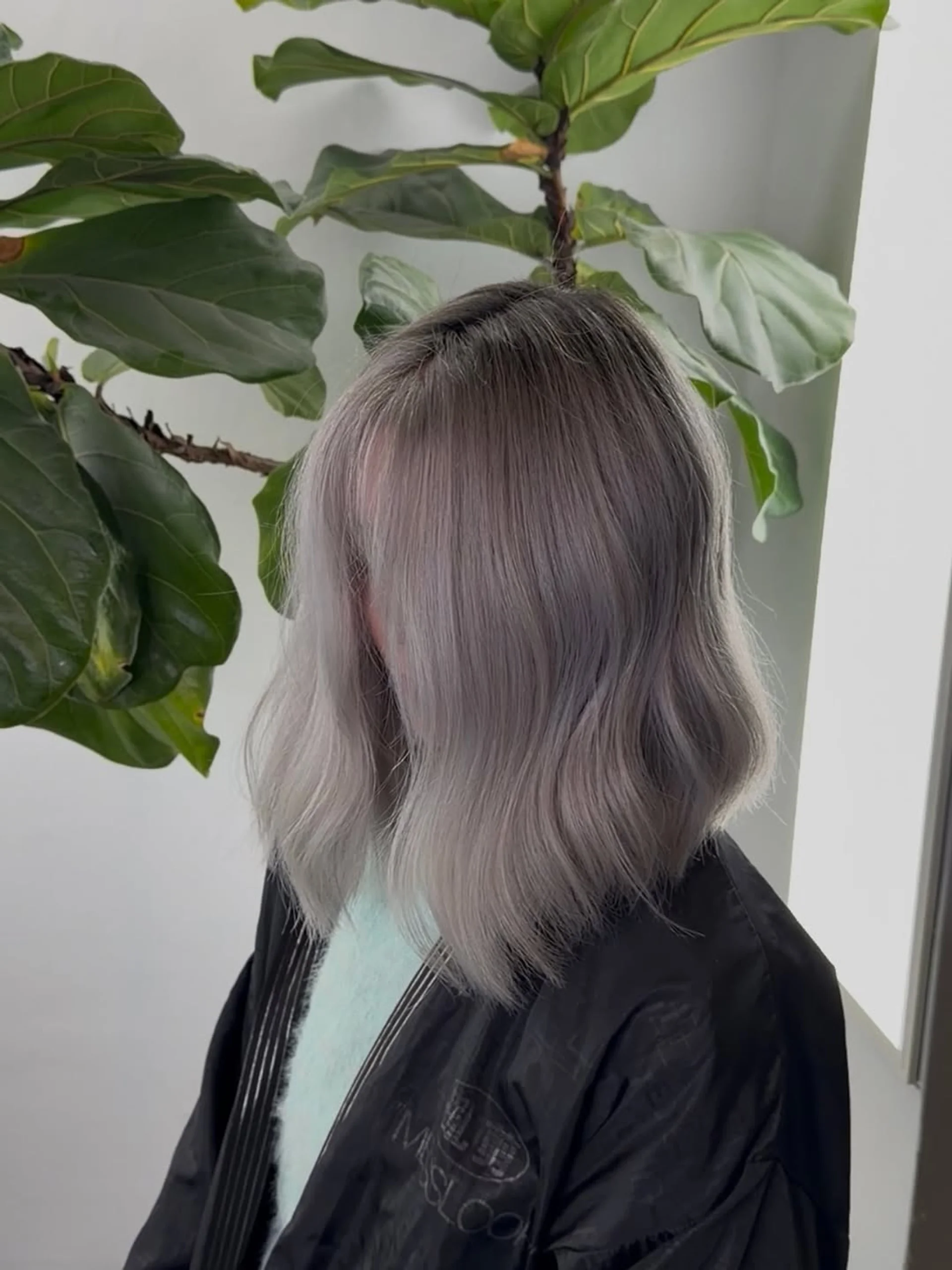Elegant silver-colored hair with natural waves and a glossy finish - Preview 1