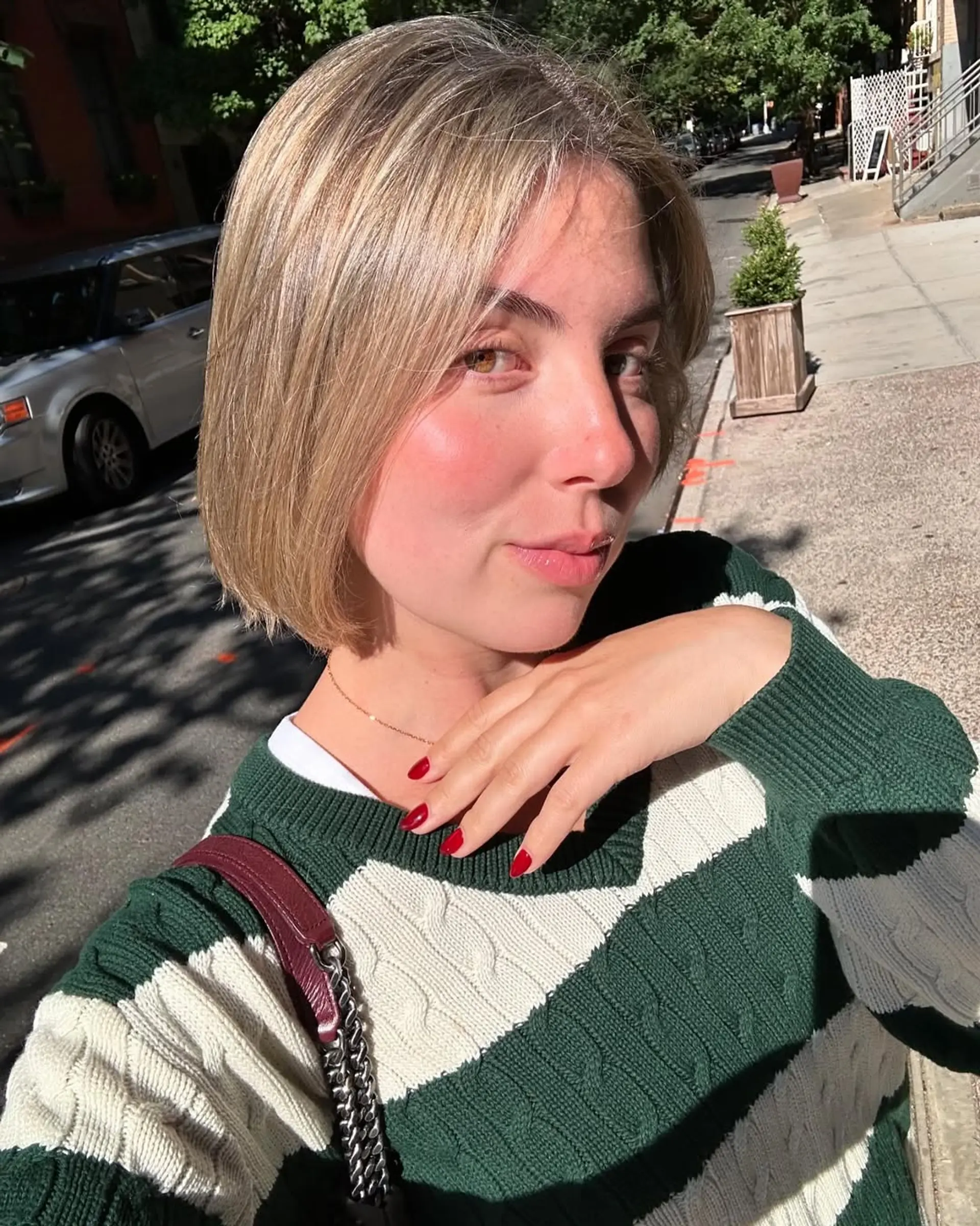A short, sleek bob with a blunt cut. 2