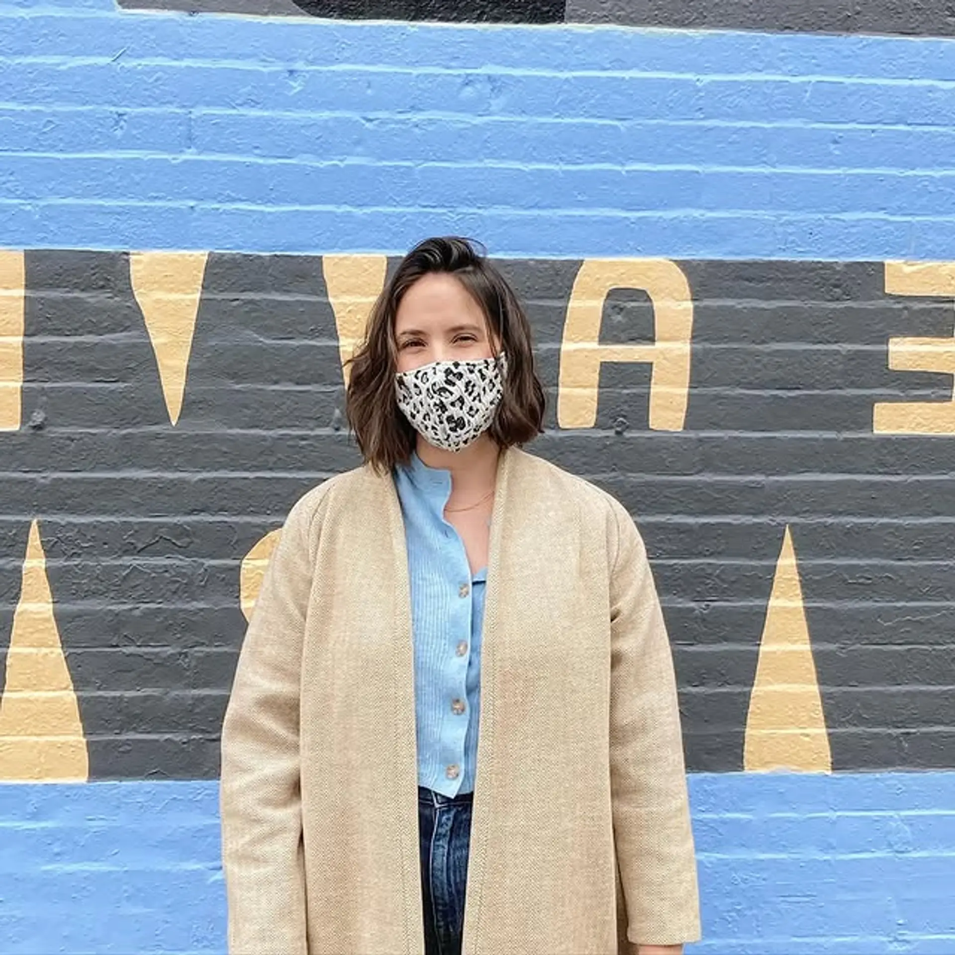 A medium-length wavy bob that frames the face with a modern, effortless appeal. 1