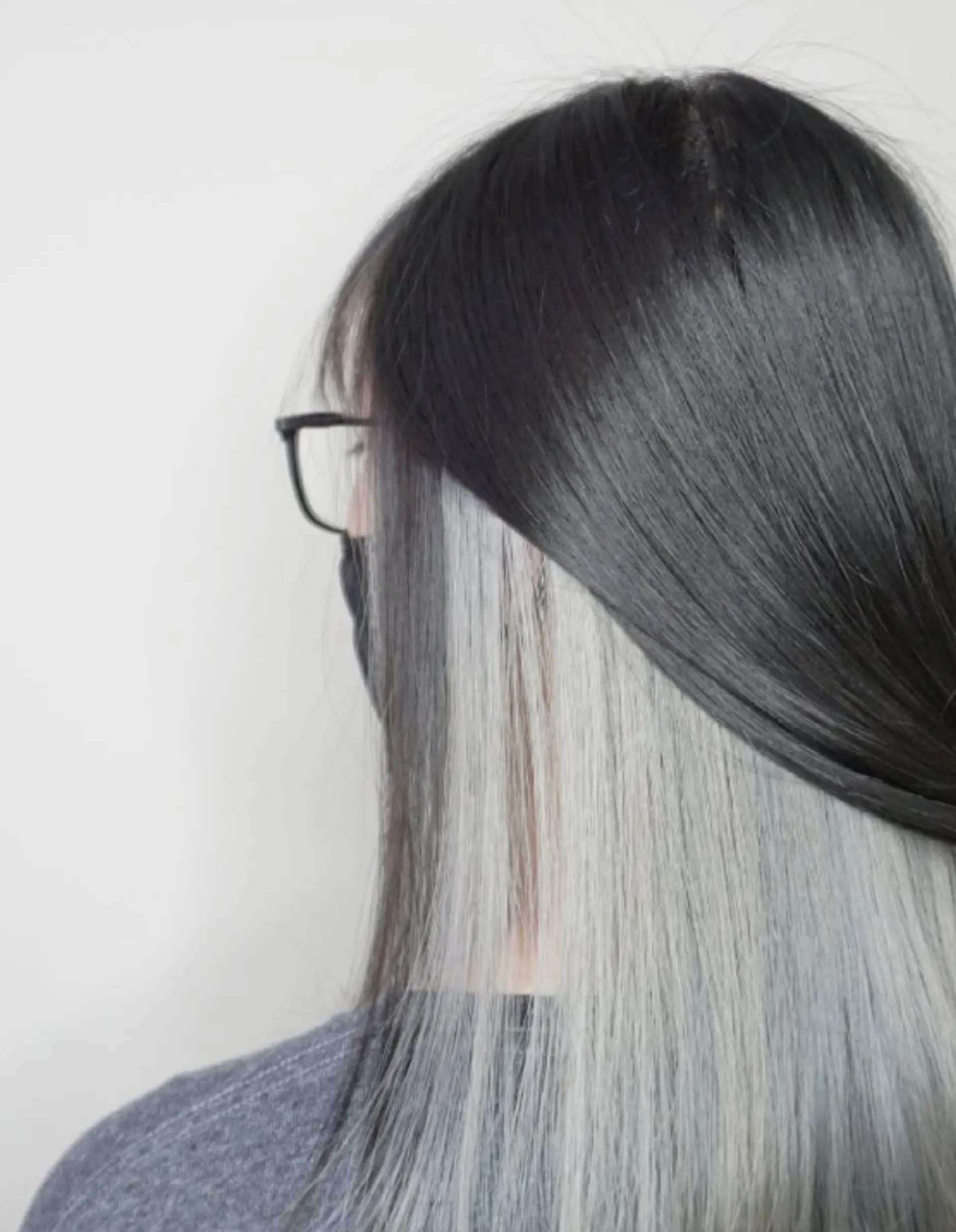 Long, straight hair with money piece highlights. 1