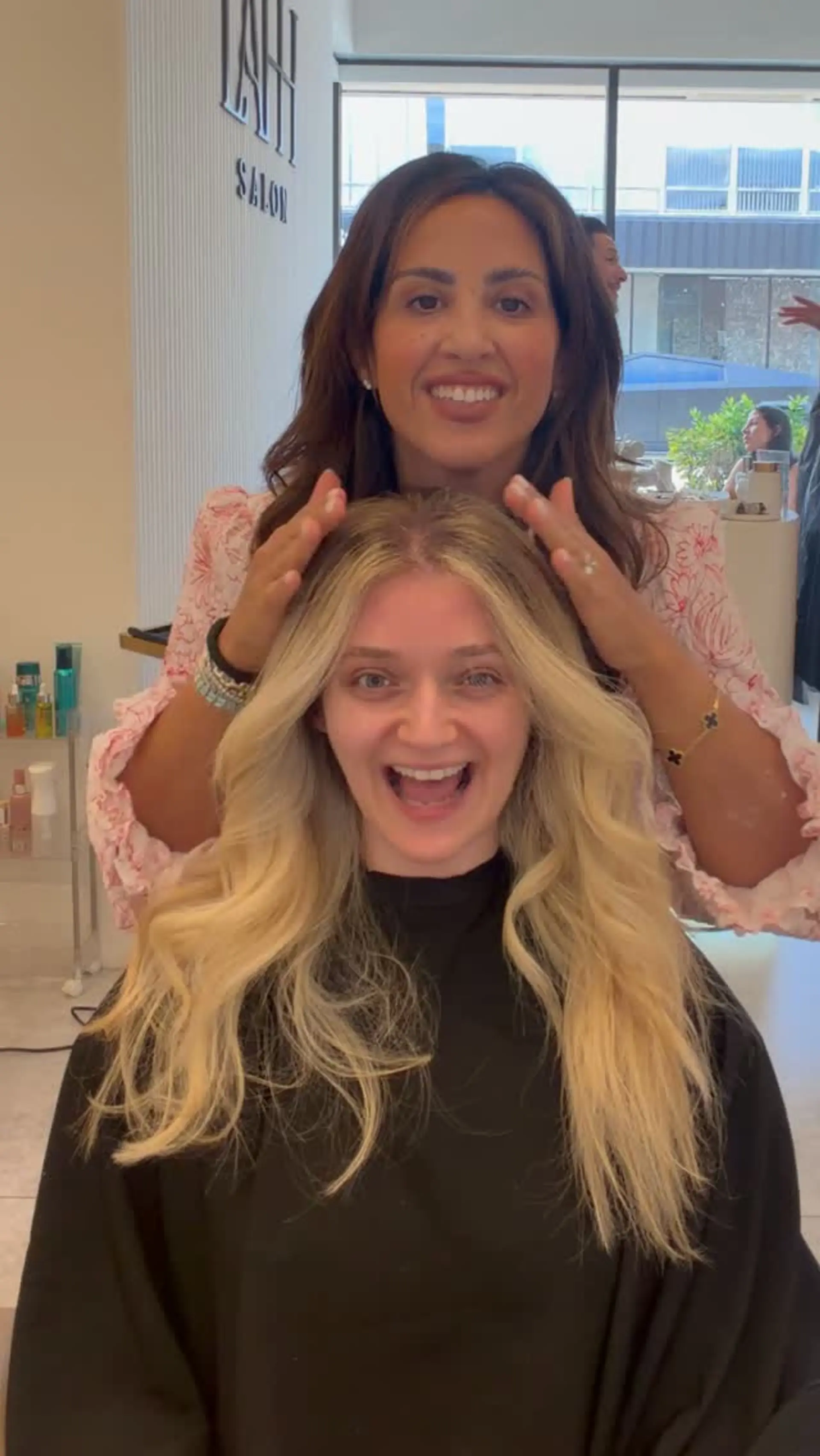 Long blonde waves featuring a bright face-framing money piece and a seamless soft-root blend. 1
