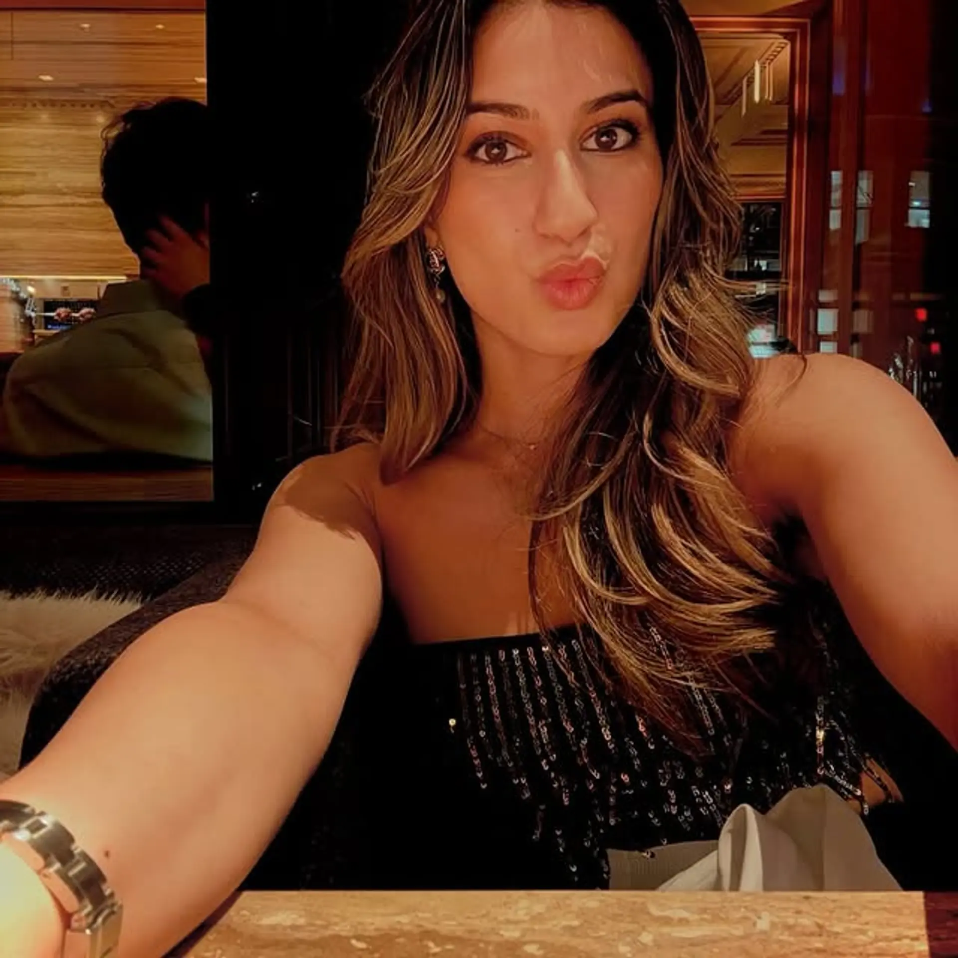 Long, wavy hairstyle with bronde balayage and layers. 1