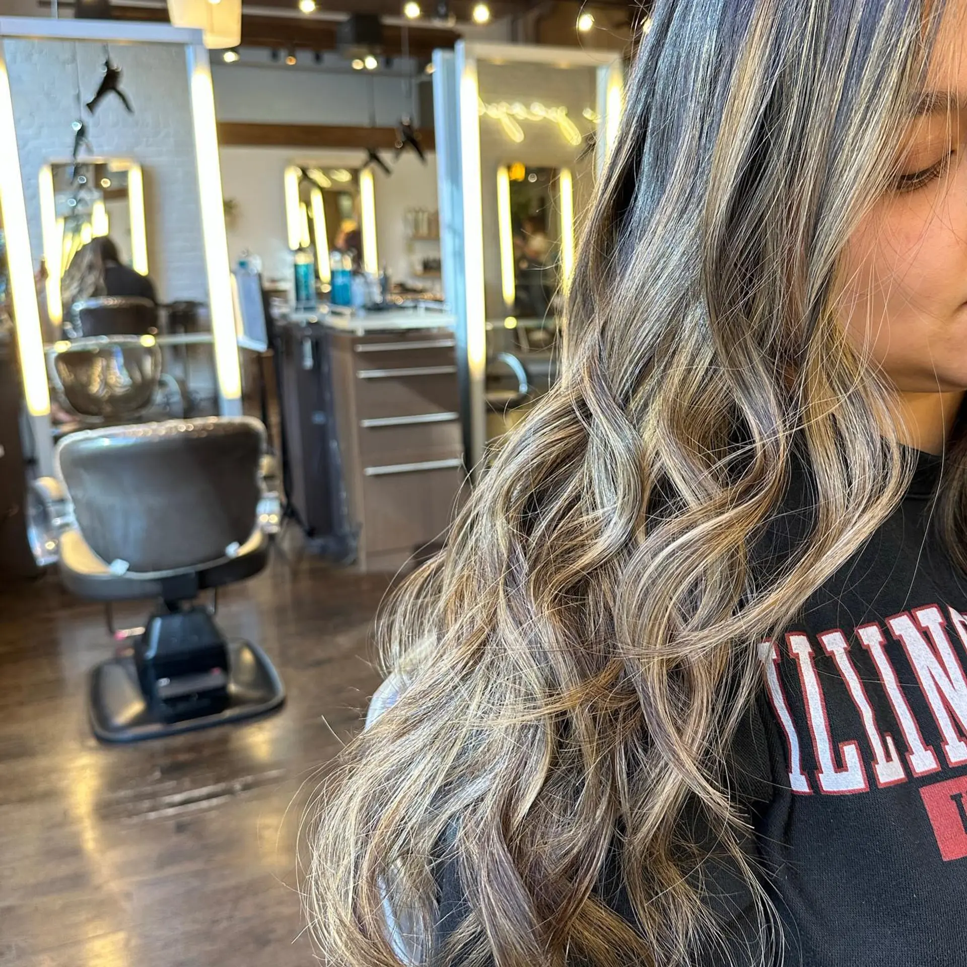 Long, wavy hairstyle with a bronde balayage. 1