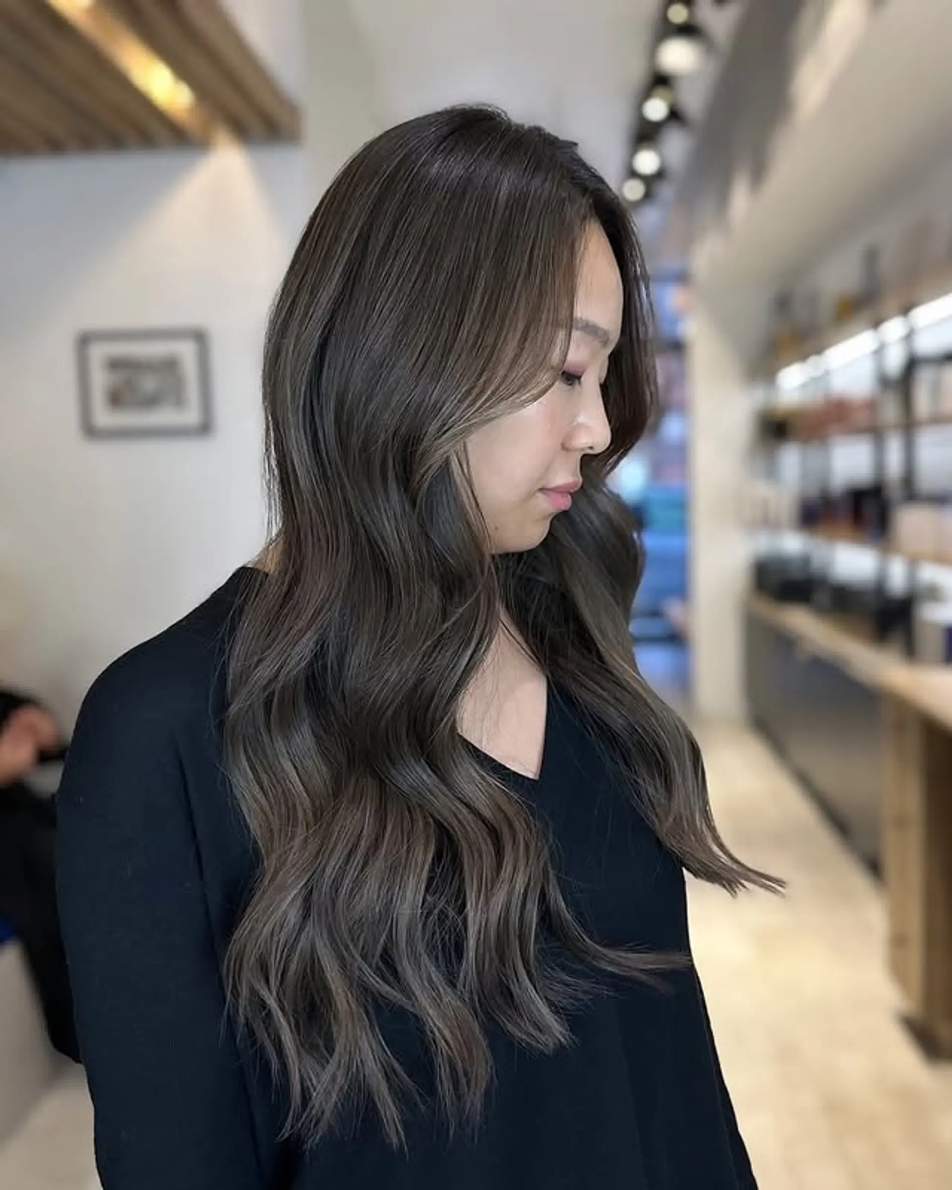Long wavy hair with a mushroom brown balayage. 1