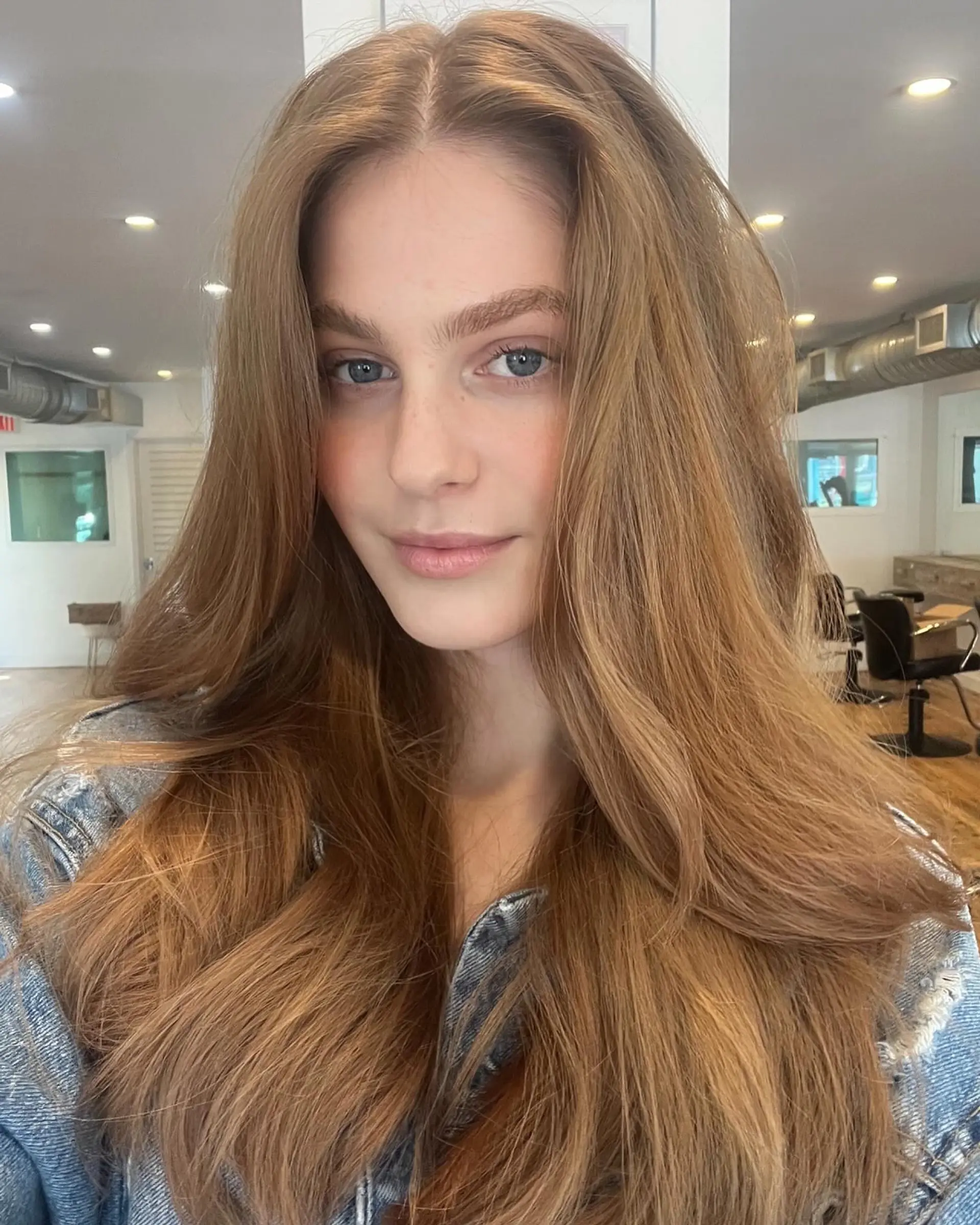 Long and layered hairstyle with bronde coloring and soft waves. 1