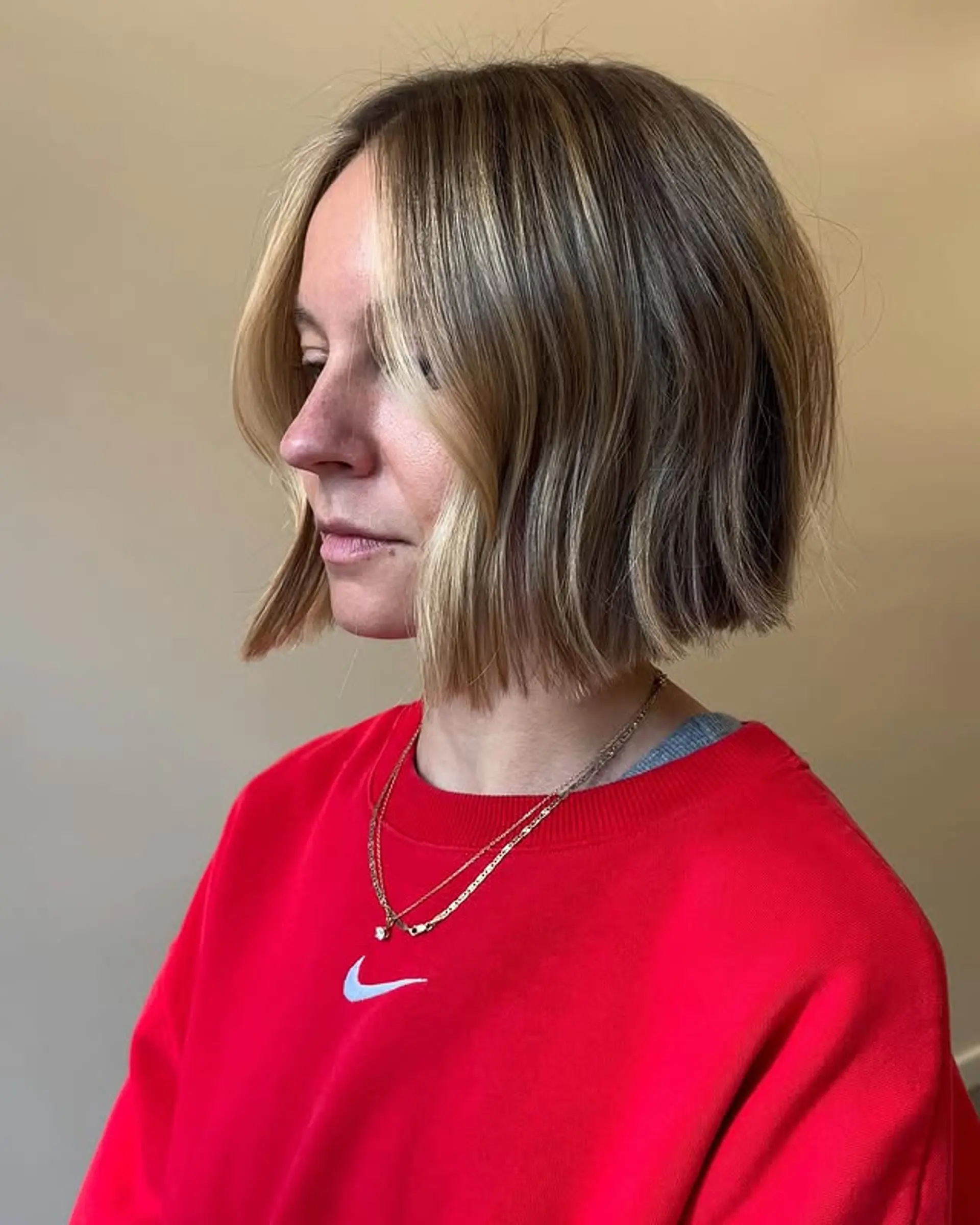 A wavy bob with subtle face-framing highlights, offering a trendy and low-maintenance style. 1