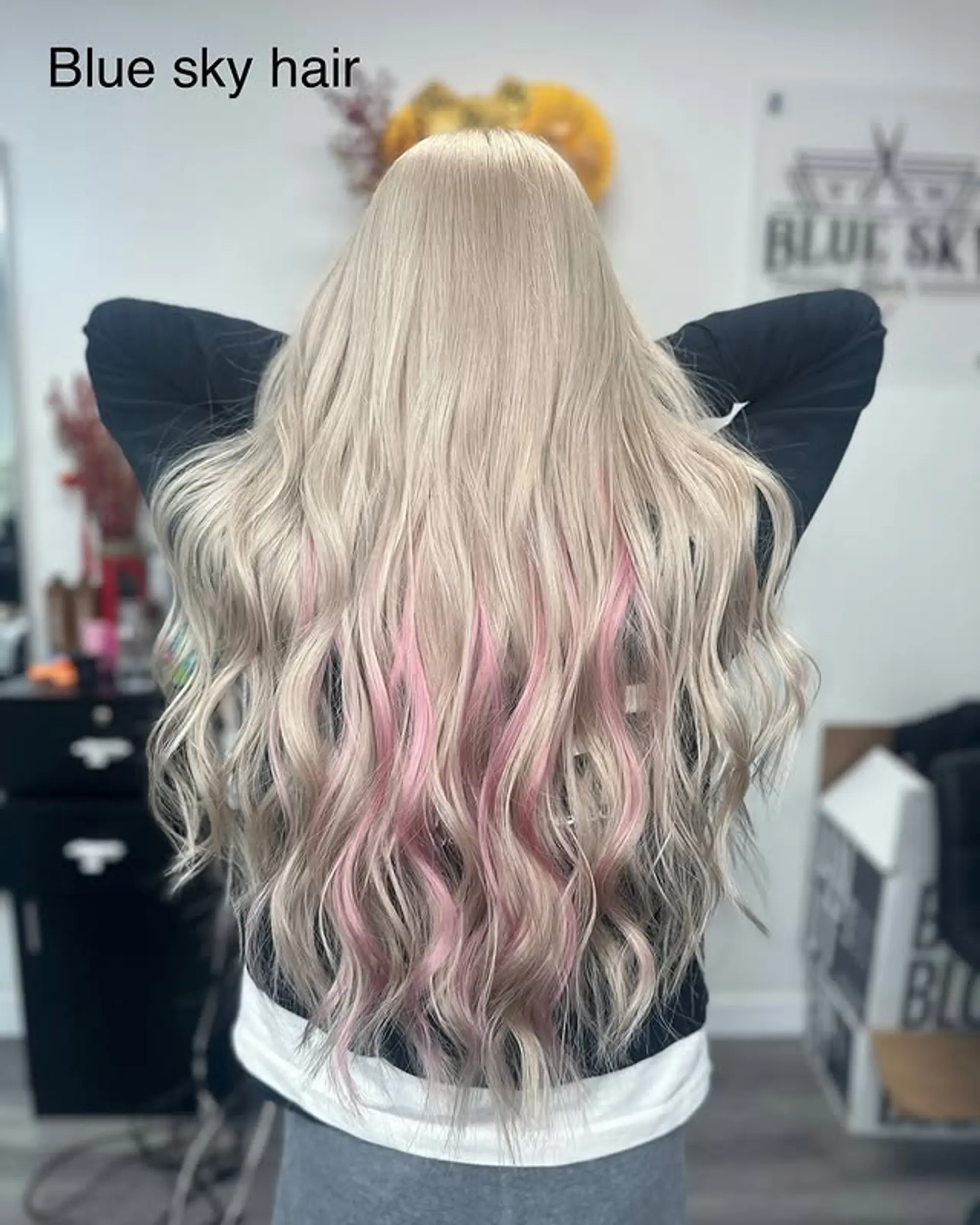Long wavy hairstyle with pink highlights. 1