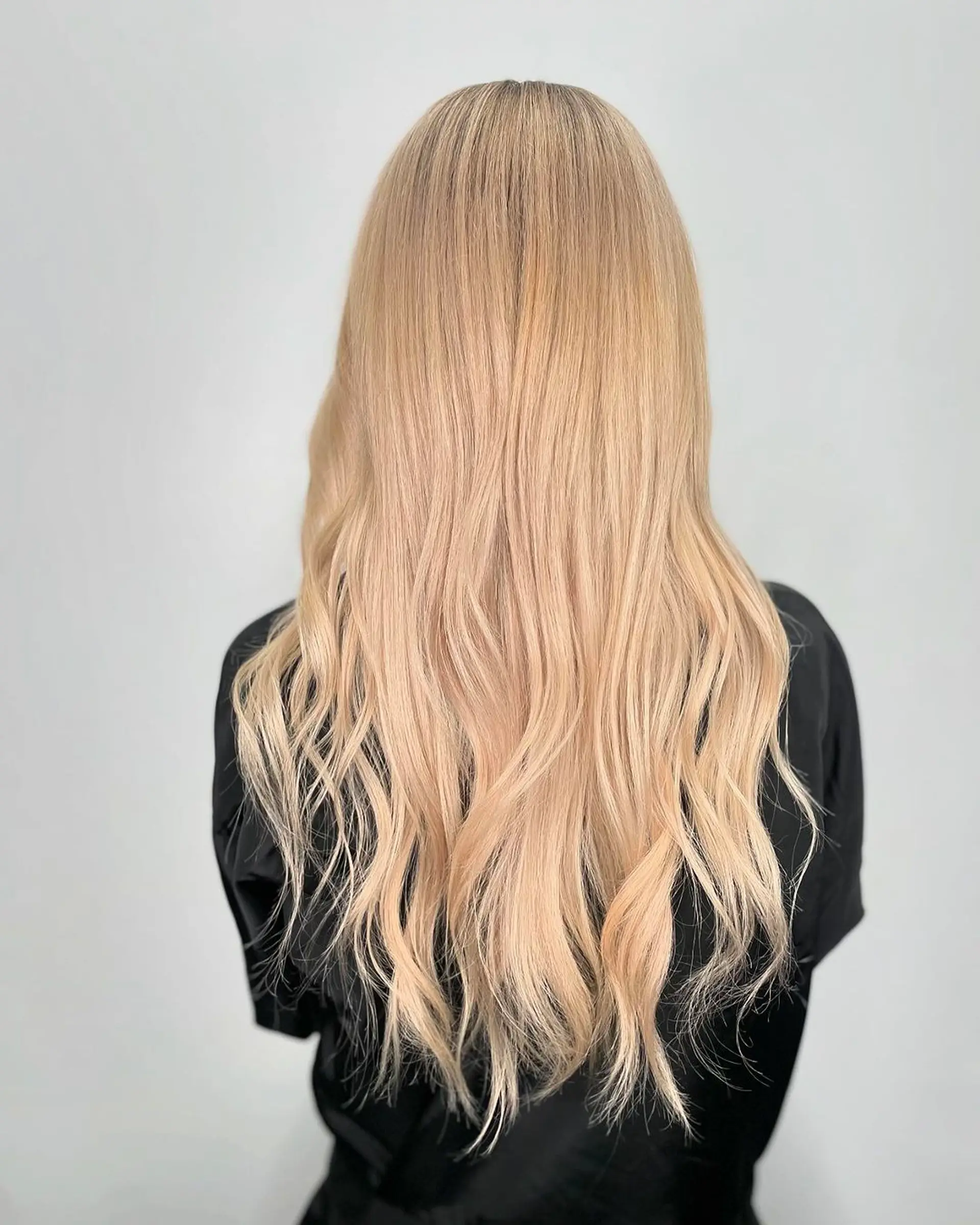 Long, wavy, blonde hair with natural waves cascading down from the crown, featuring a soft and flowing texture.
Stylist - @xcellent_jason 1