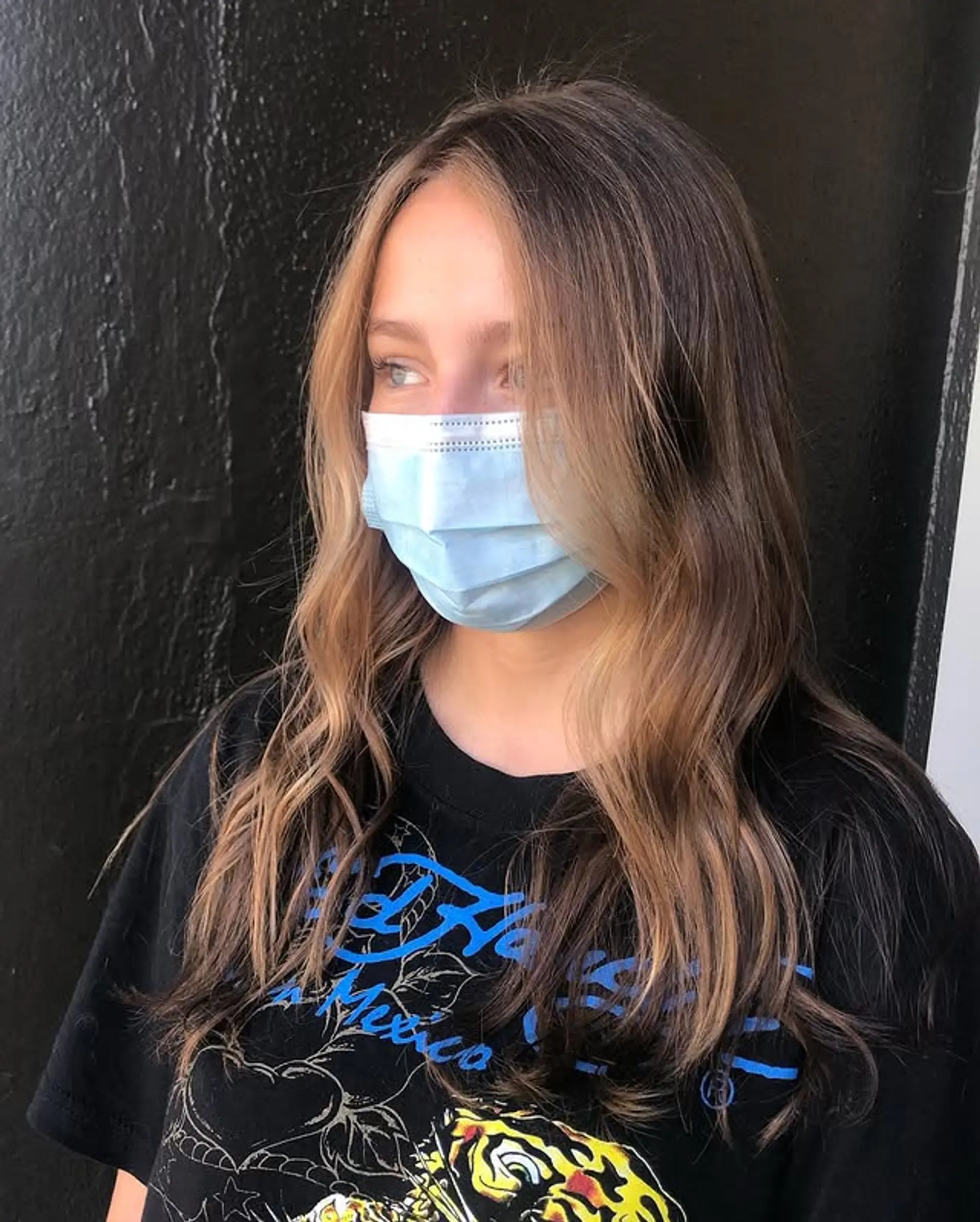 A medium-length wavy hairstyle with face-framing balayage highlights. 1