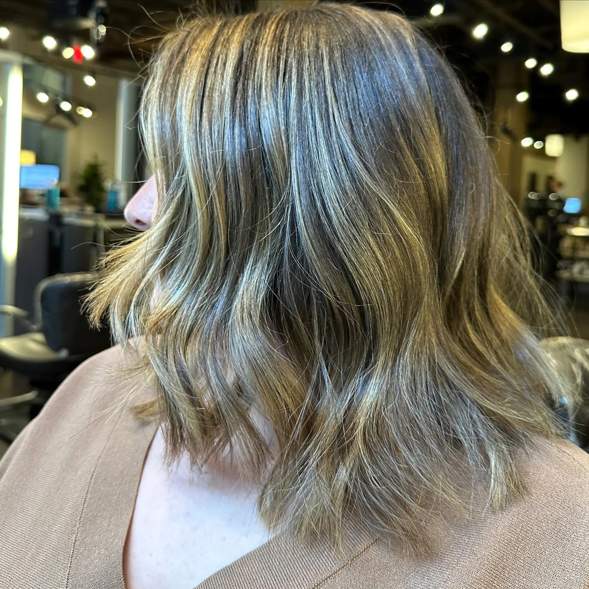 A shoulder-length lob with a bronde balayage and subtle beachy waves. 1