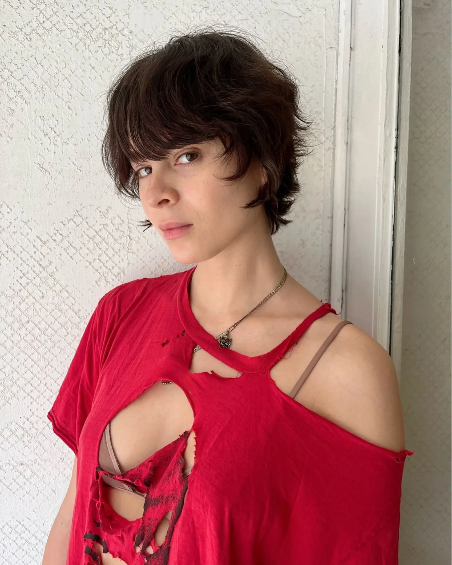 Short, wavy brown hairstyle with layered and textured locks, accompanied by a relaxed fringe for an effortless, bohemian appearance. 2