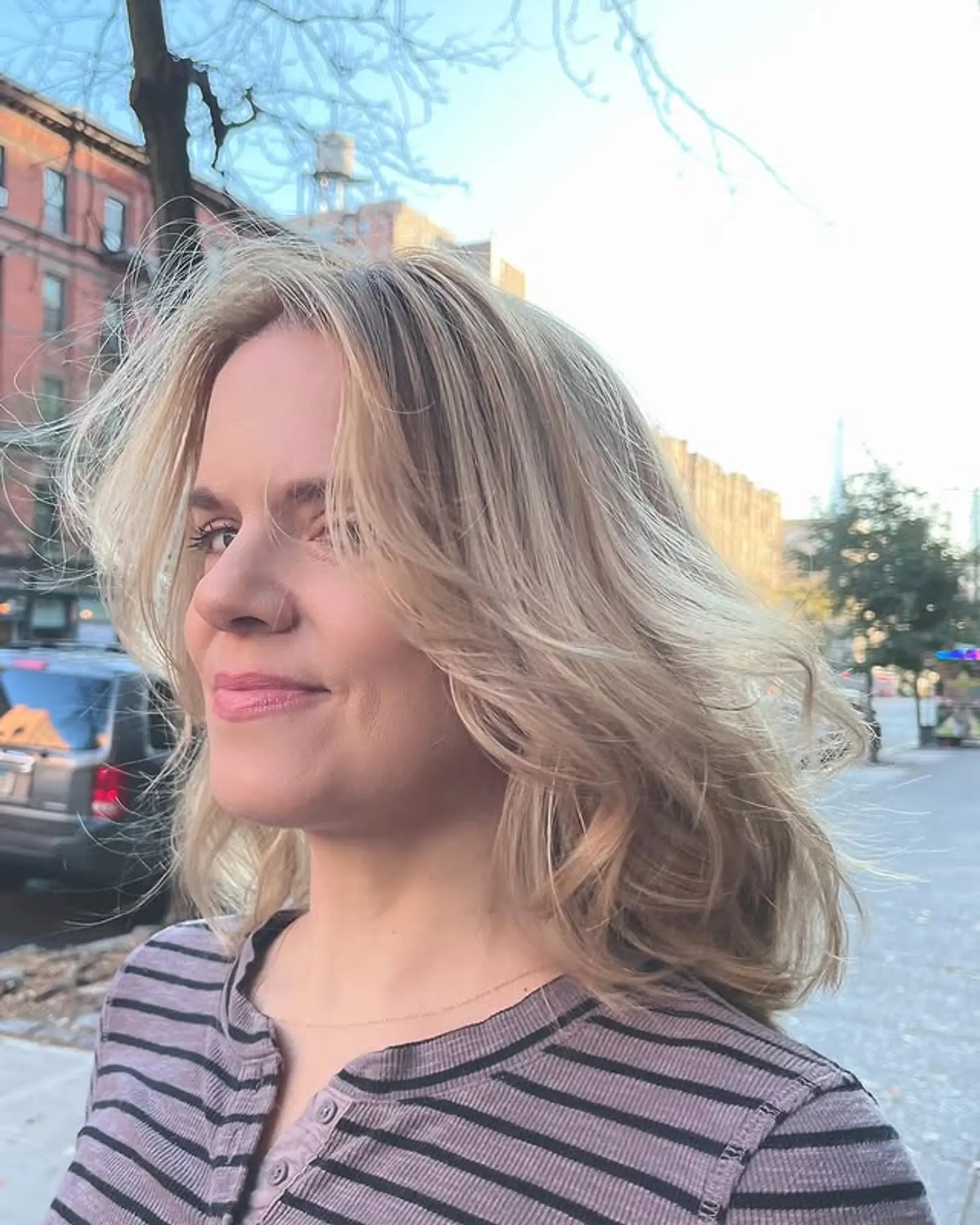 Beachy wavy hairstyle with face-framing layers. 1