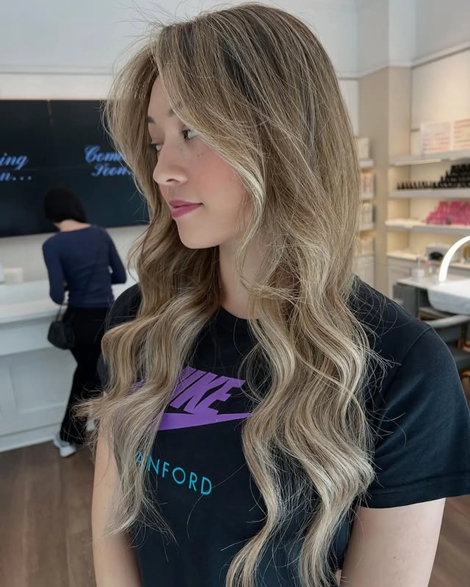 Long wavy hairstyle with face-framing layers and a soft beachy wave. 1