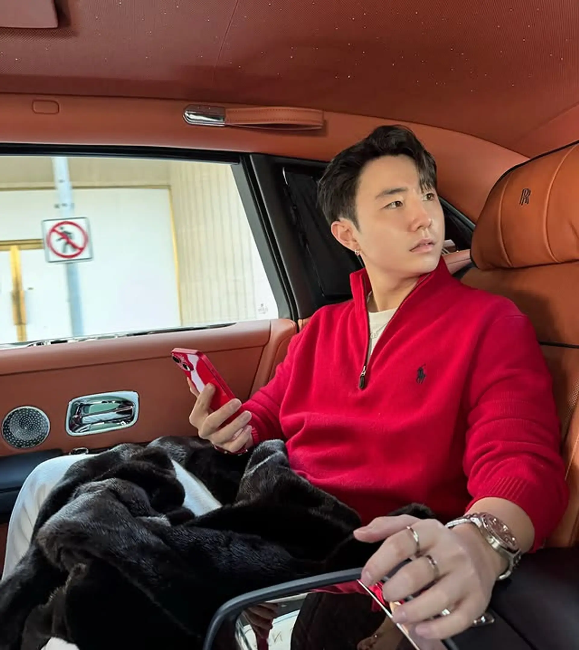 Short, voluminous hair styled into a comma shape. 1