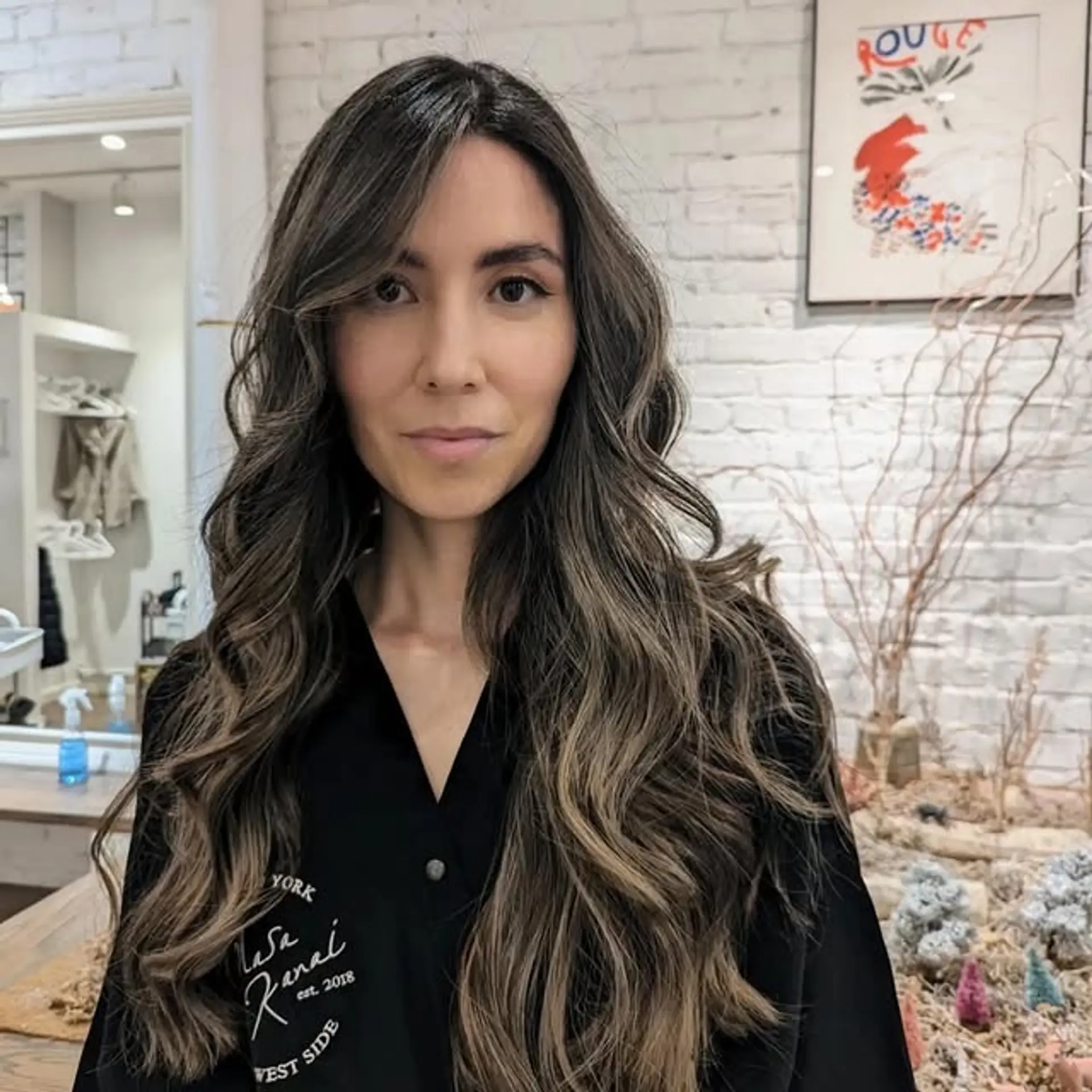 Long, wavy hair with a bronde balayage for a sun-kissed effect. 1