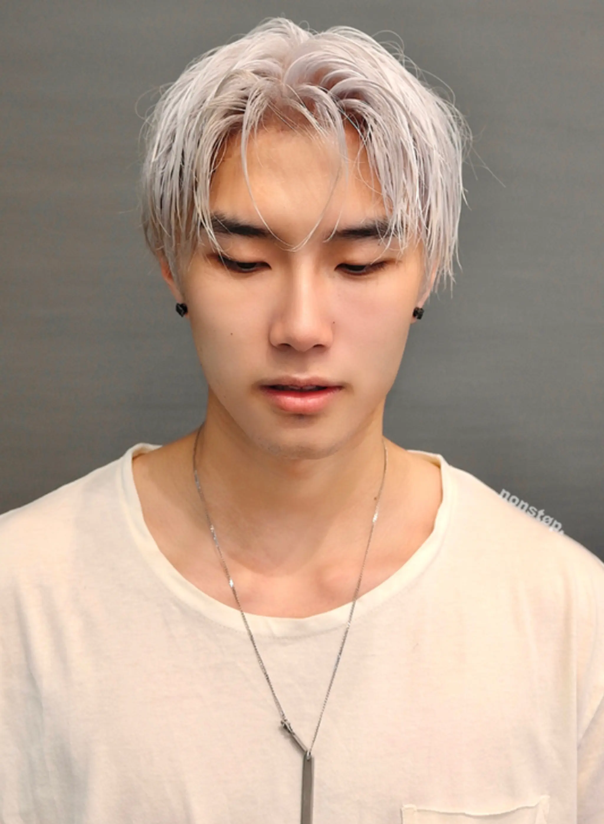 Straight, medium-length hair in a platinum blonde and silver color, layered and tousled with a middle parting for a modern and effortless look.

(NonstopStyle: by Vincent)