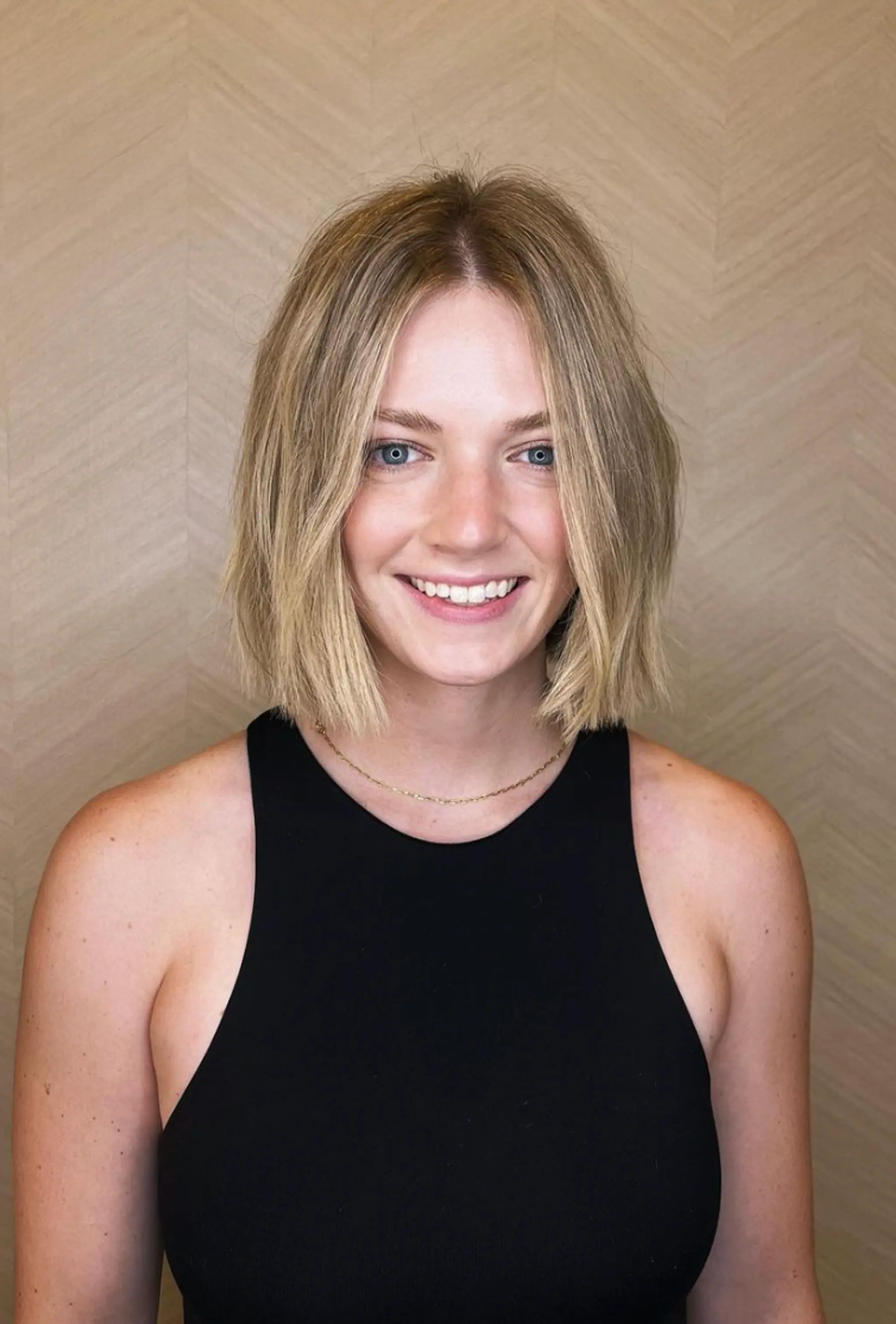 Chic short hairstyle with a blunt cut and textured ends. Middle parted and in a warm honey blonde color.

Cut and style by @juliamannino_hair
Color by @simabeautynyc
