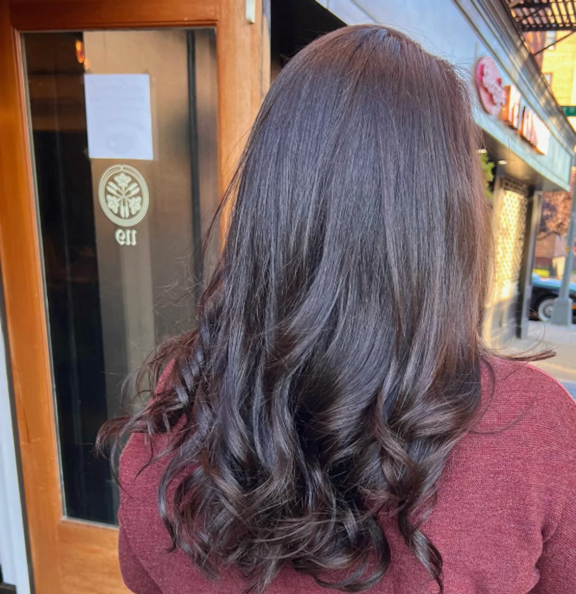 Woman with long, soft wavy brunette hair, showcasing an effortless and sustainable look. - Preview 2