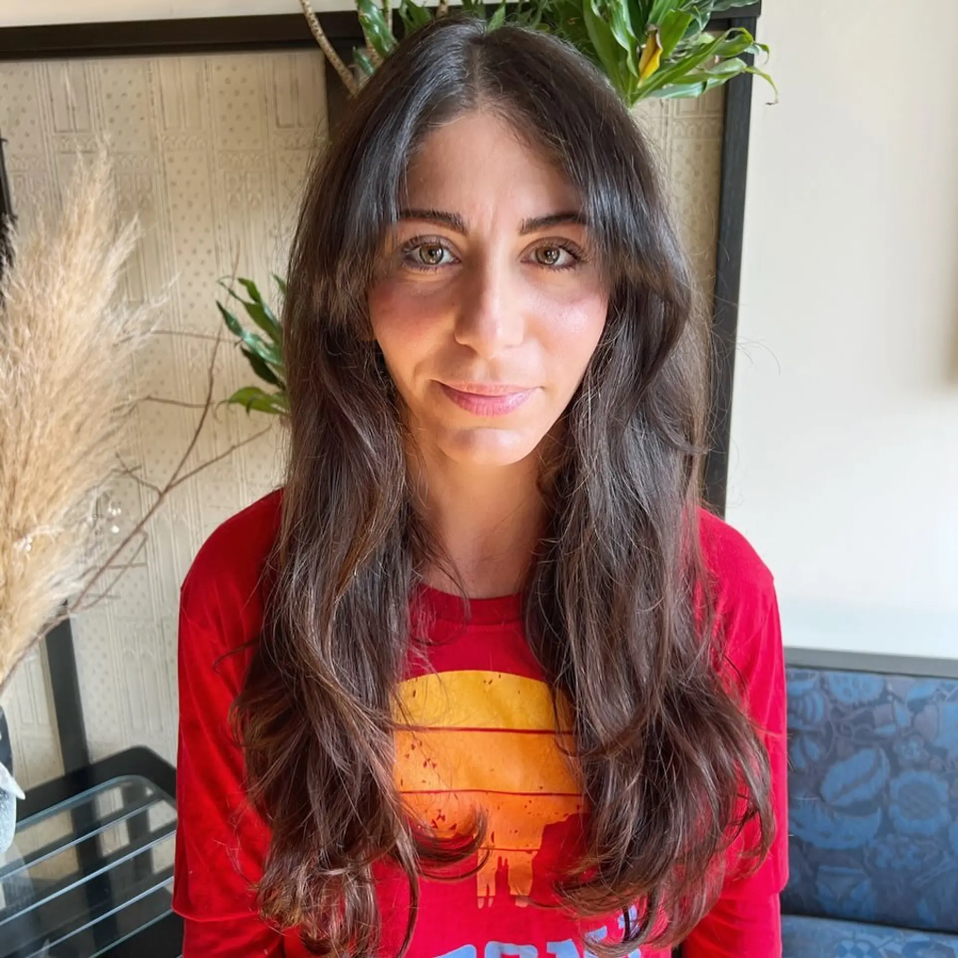 A long layered cut with front fringe, this hairstyle is easy to style and versatile. 1