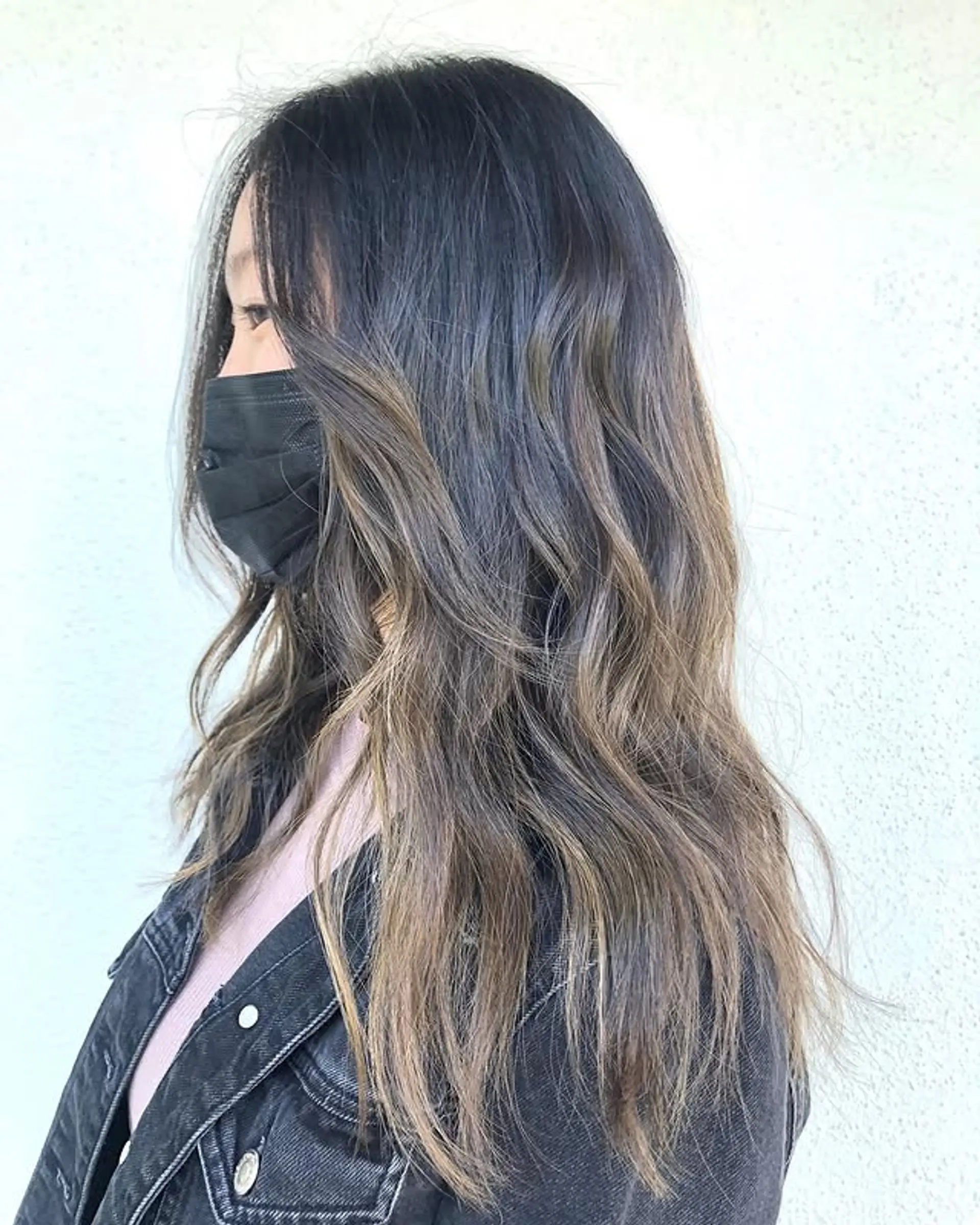 Long wavy hair with a shadow root balayage. 1