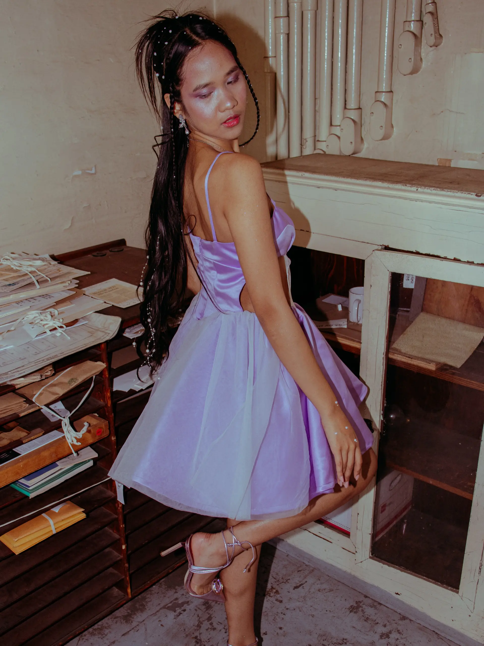 A runway-ready half-up ponytail styled with cascading waves and delicate pearl embellishments woven throughout. 1