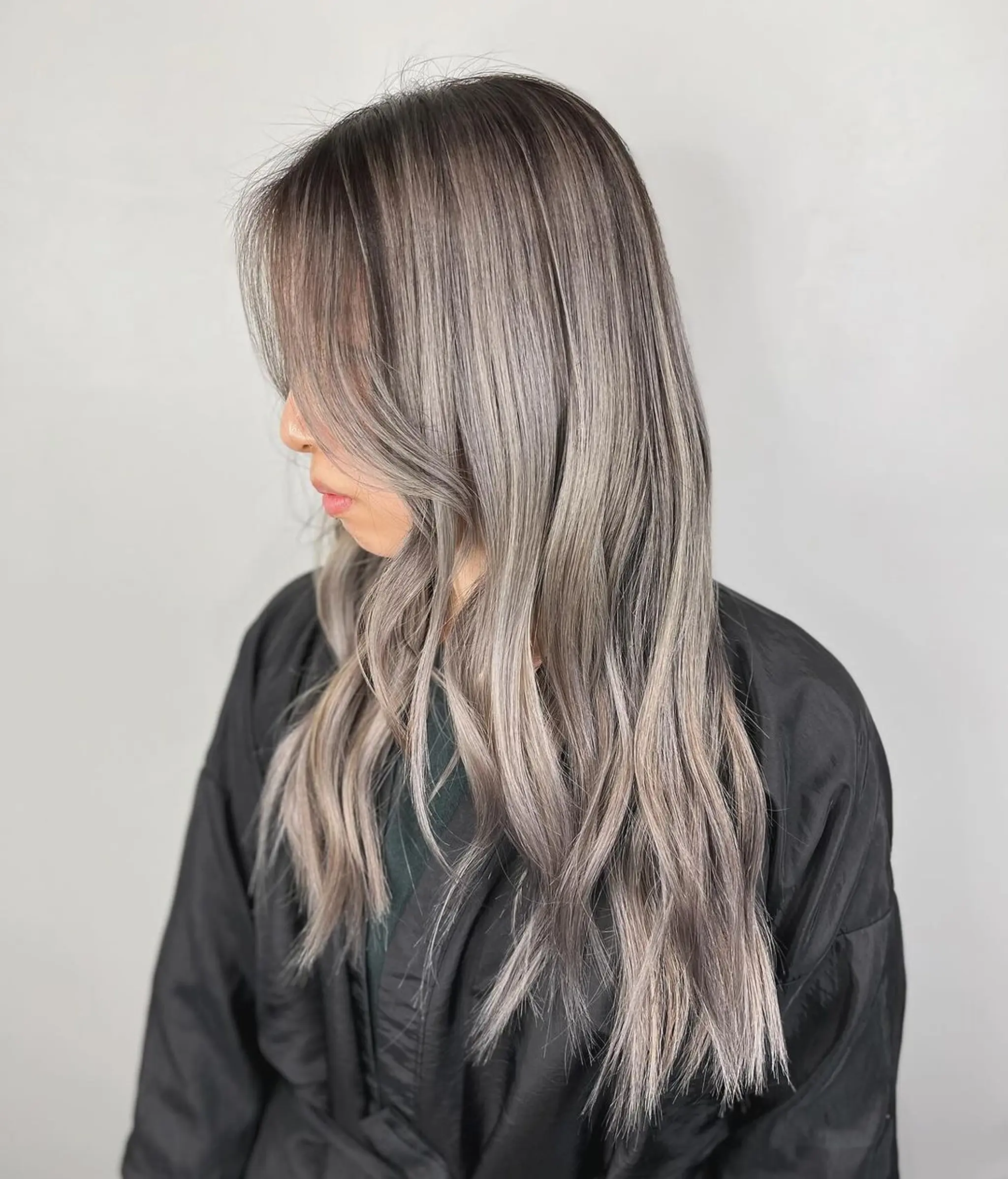 A striking long hairstyle with silver and platinum colors. The wavy texture with soft, cascading waves adds dimension and movement. The long layers are skillfully blended for a smooth and flowing appearance.
Stylist - @xcellent_jason