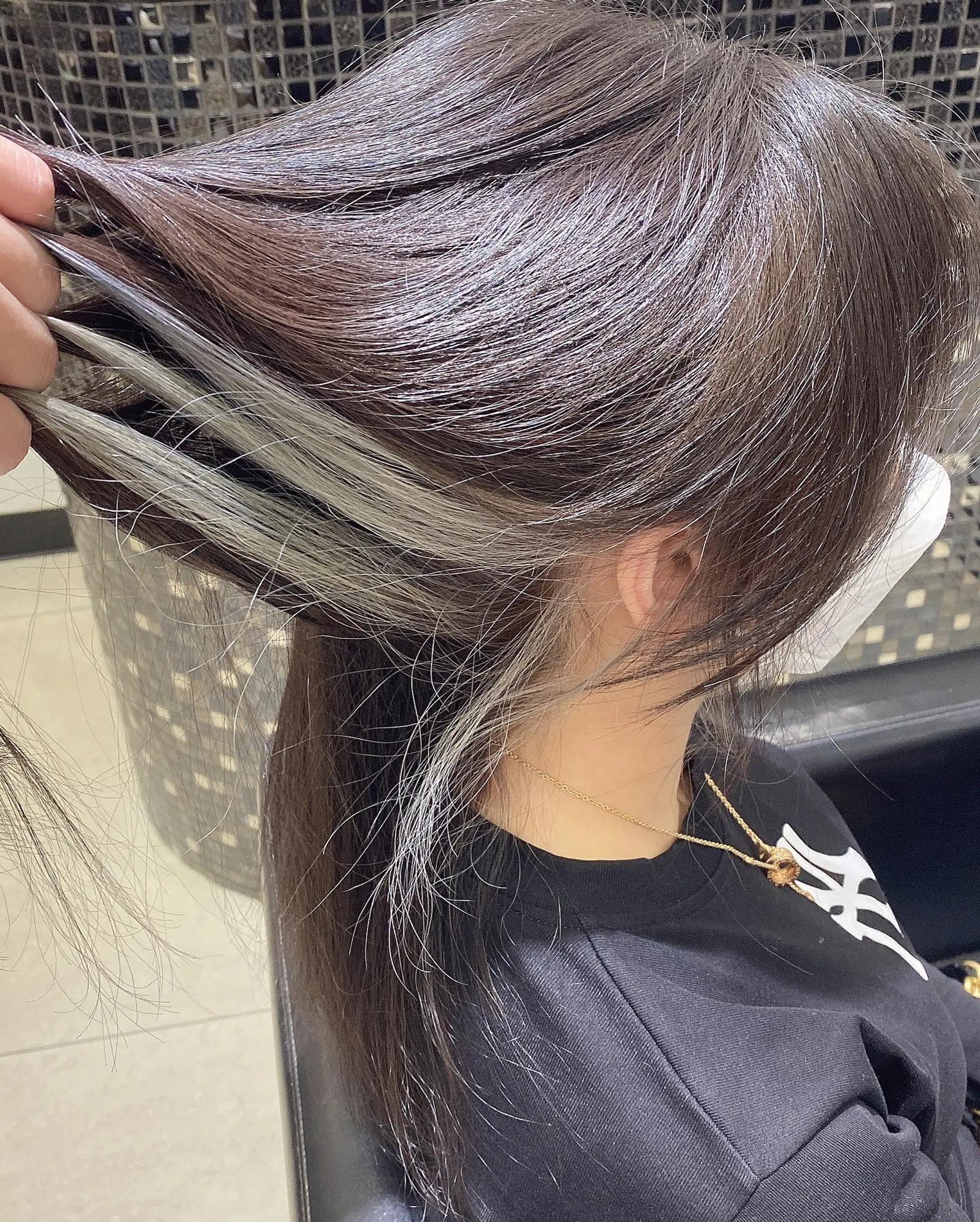 A trendy, low-maintenance style with a shadow root and bright money piece highlights. 1