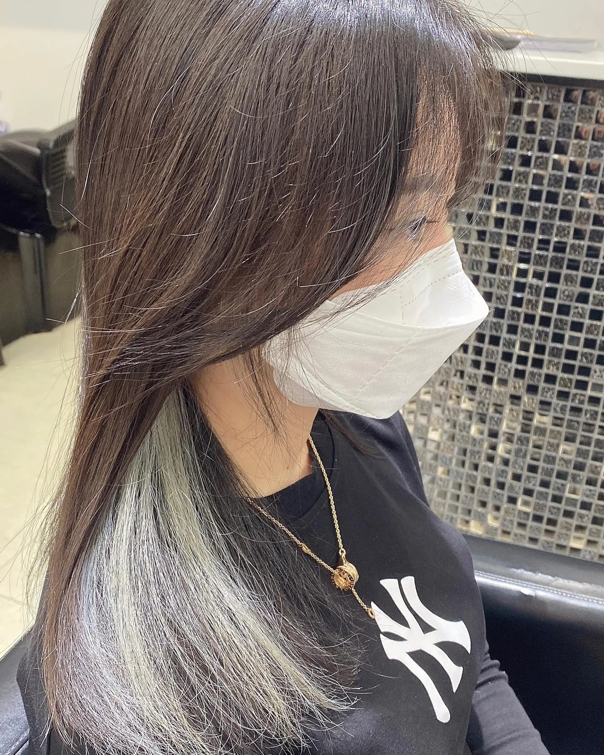 A trendy, low-maintenance style with a shadow root and bright money piece highlights. 2