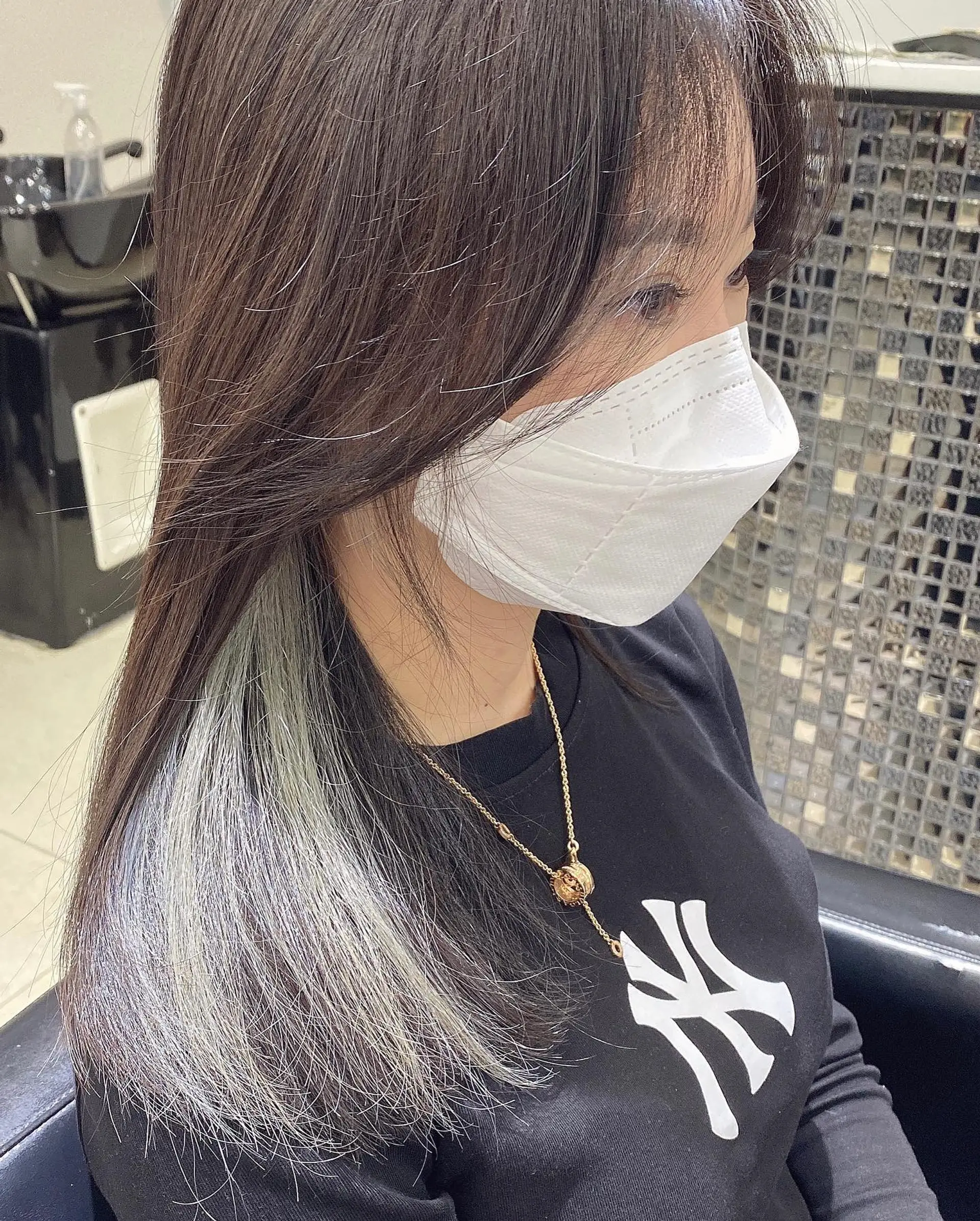 A trendy, low-maintenance style with a shadow root and bright money piece highlights. 3