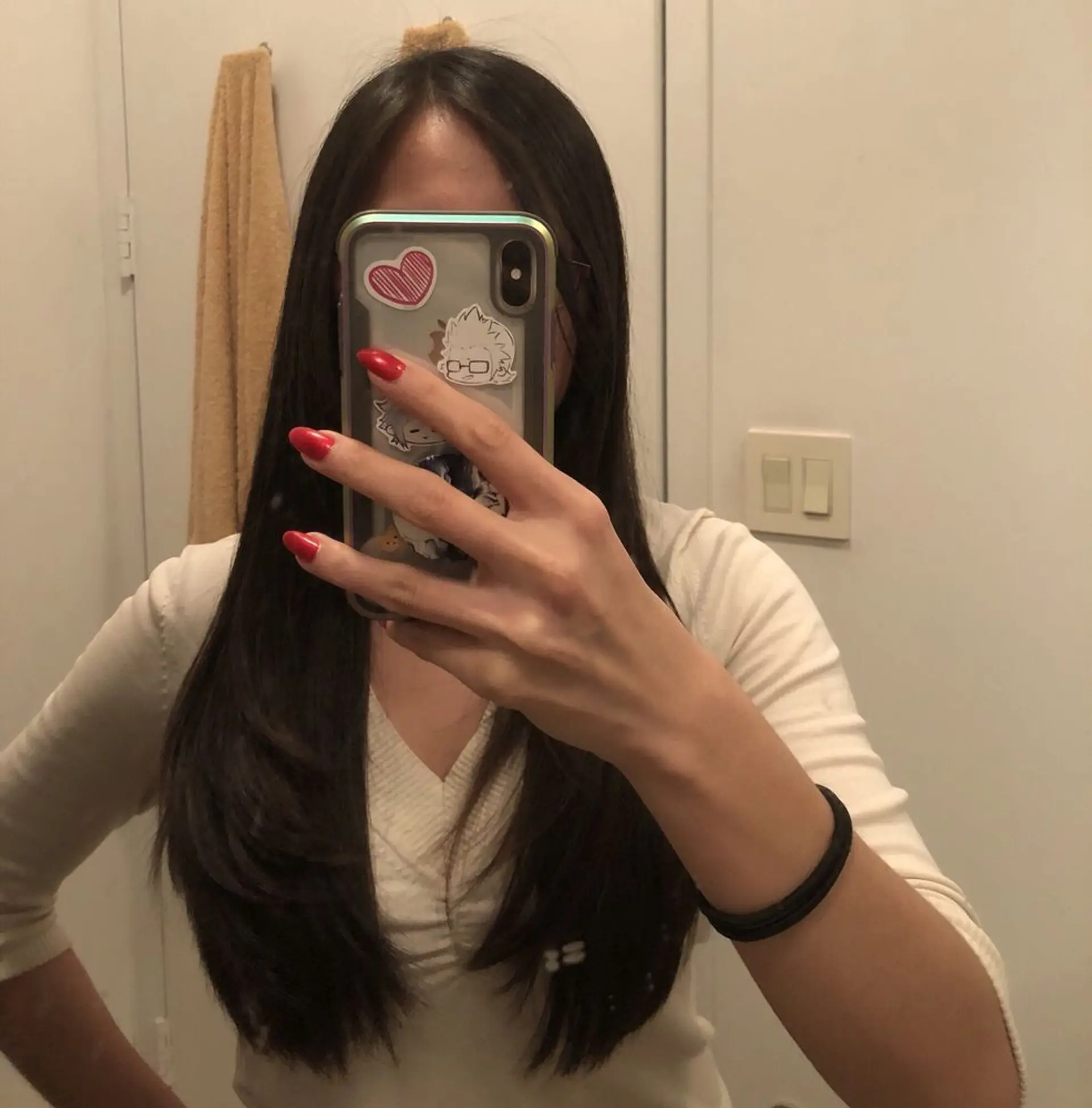 A long, layered V-cut hairstyle. 2