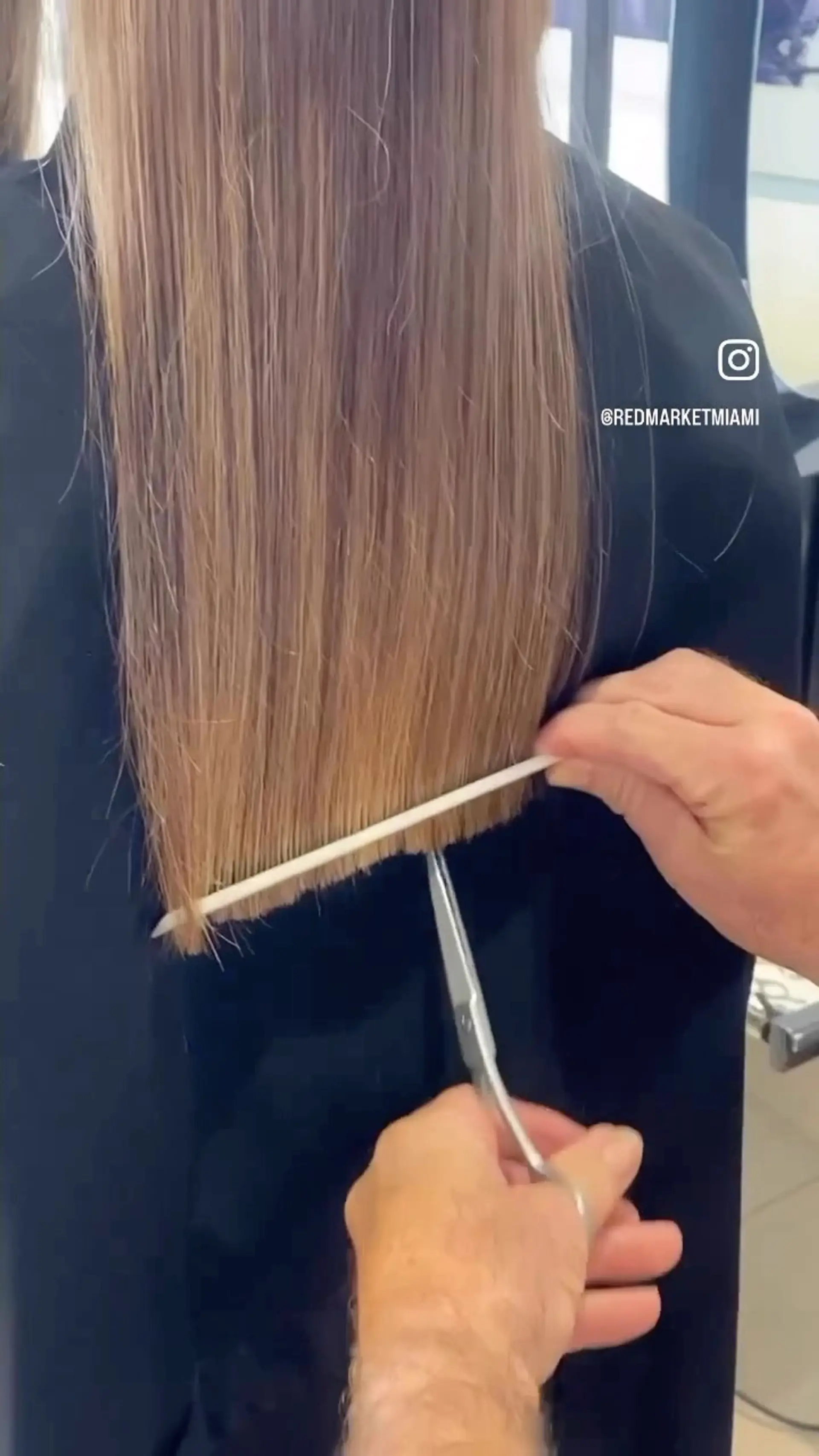 A sleek, long blunt cut with a sharp, straight baseline. 1