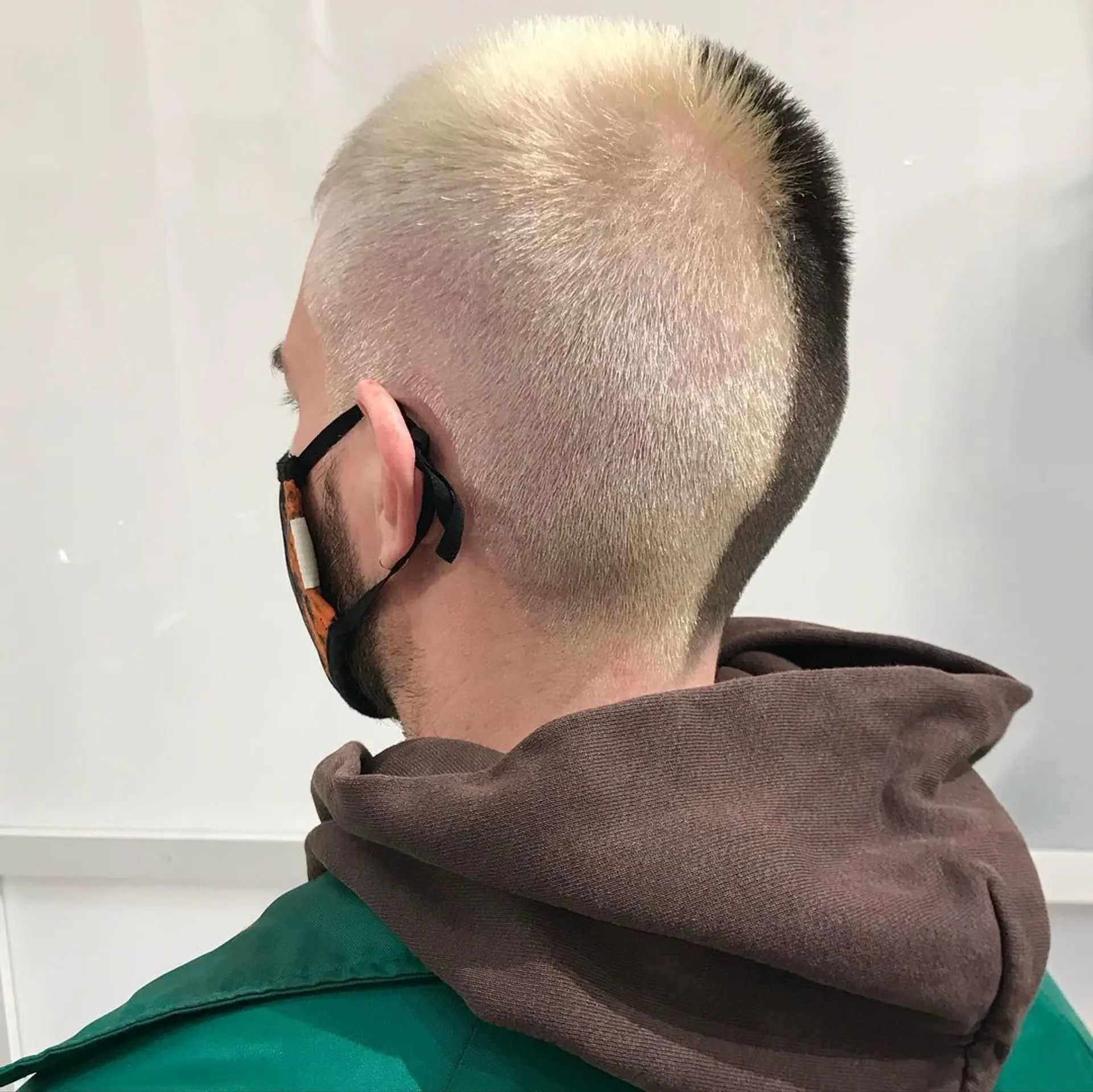 Very short buzzcut with a symmetrical split in color; one half is blonde, the other is dark brown. 2