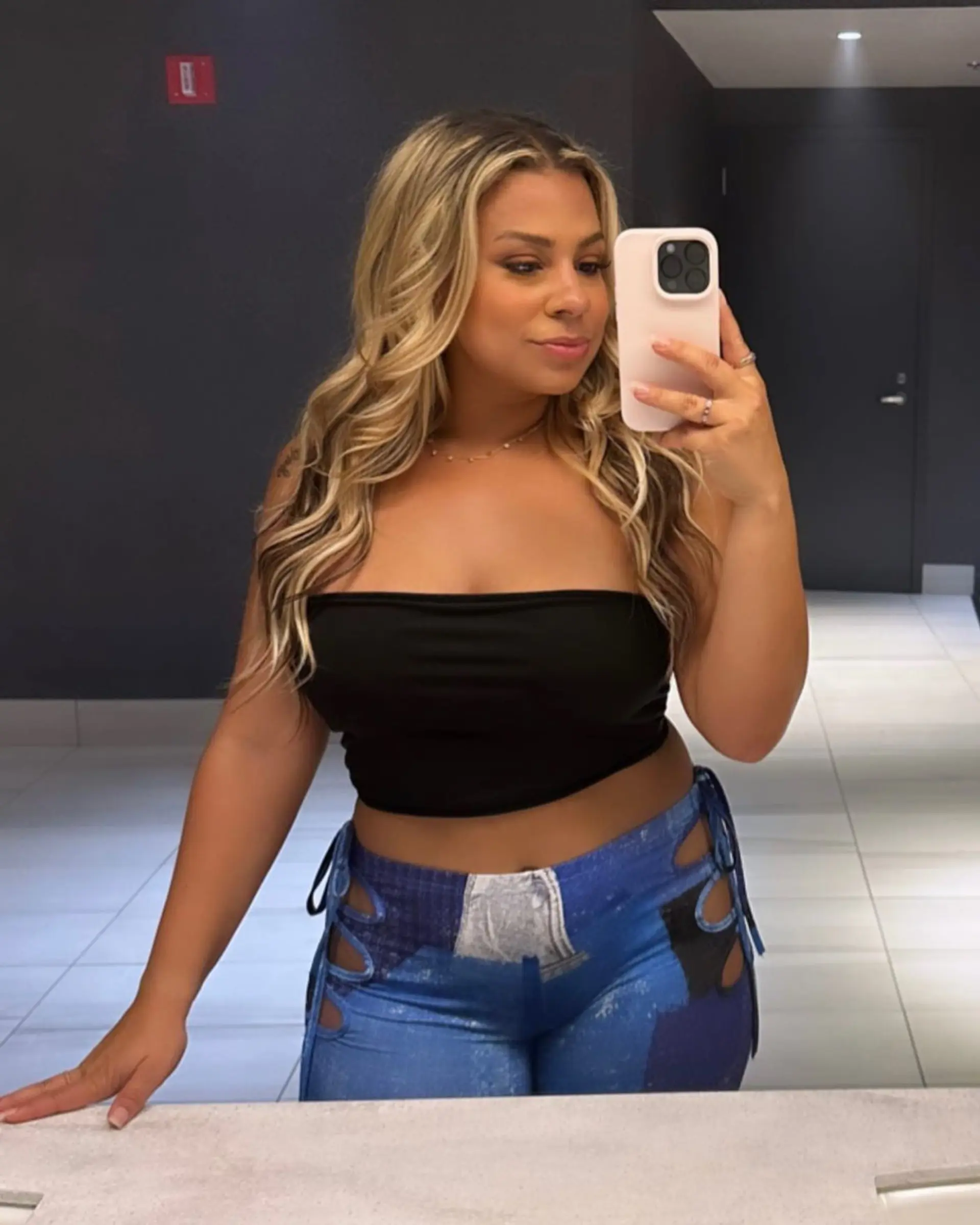 A long, wavy hairstyle with glamorous golden blonde waves and dark roots, perfect for a chic and dimensional look. 1