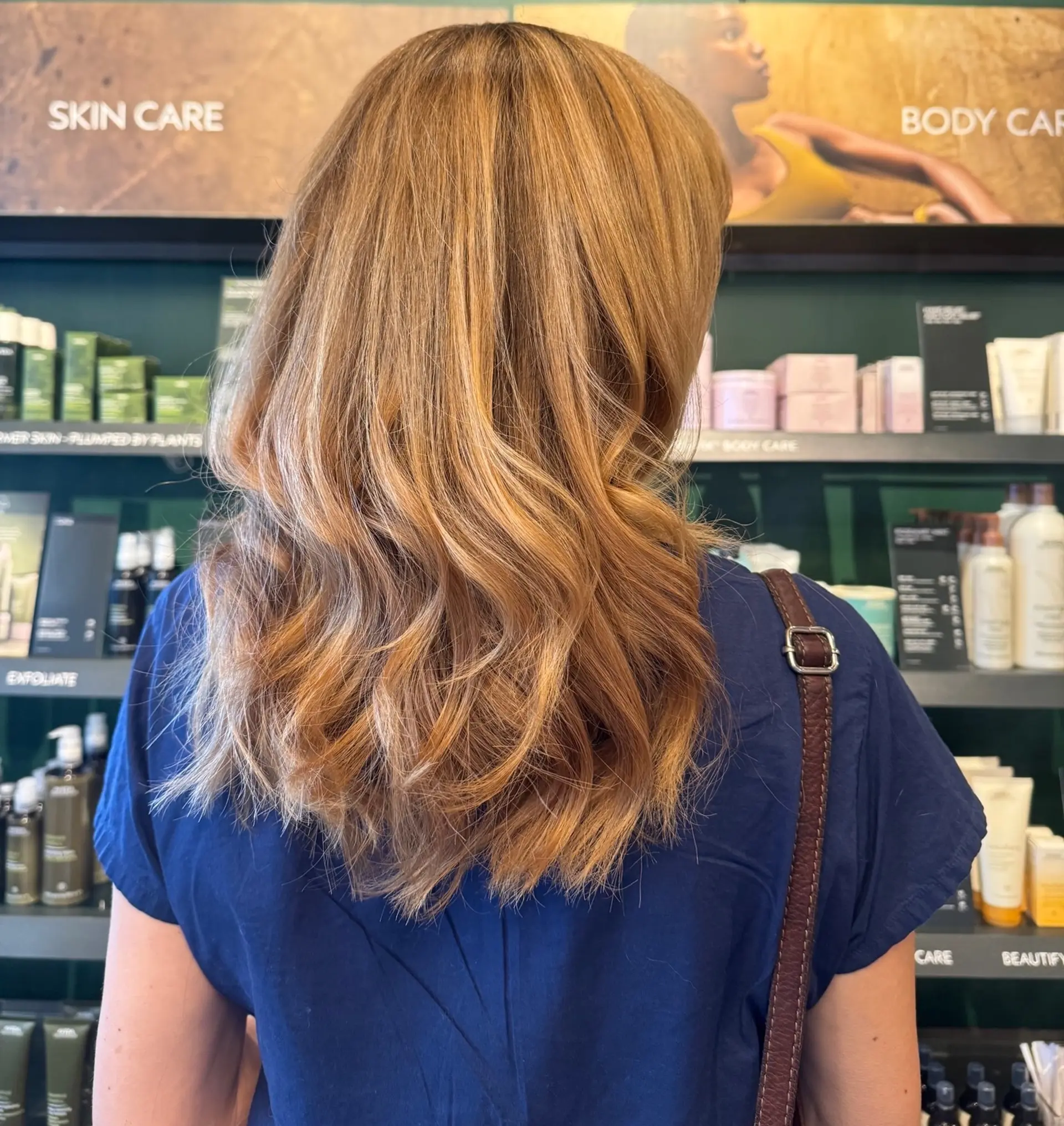 Warm honey blonde hair with dimensional highlights styled into loose, flowing waves. 1