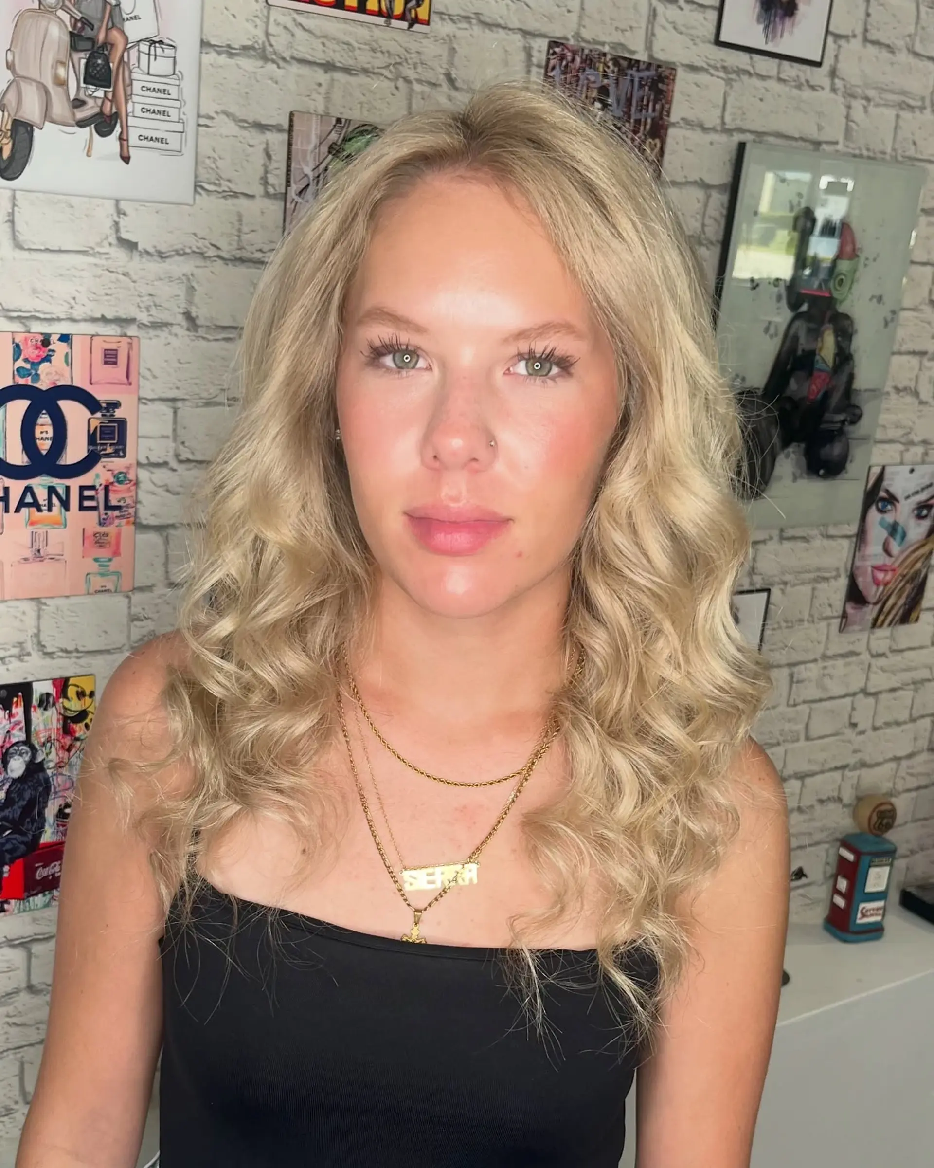 A long, wavy hairstyle featuring beautiful beach waves. The style is loose and relaxed, perfect for a casual yet chic look. 3