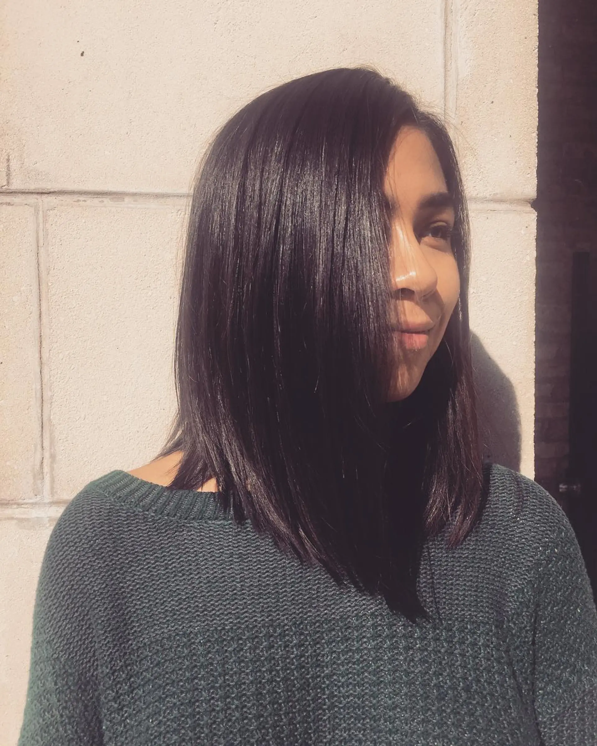 A sleek and straight shoulder-length lob with blunt ends. 1